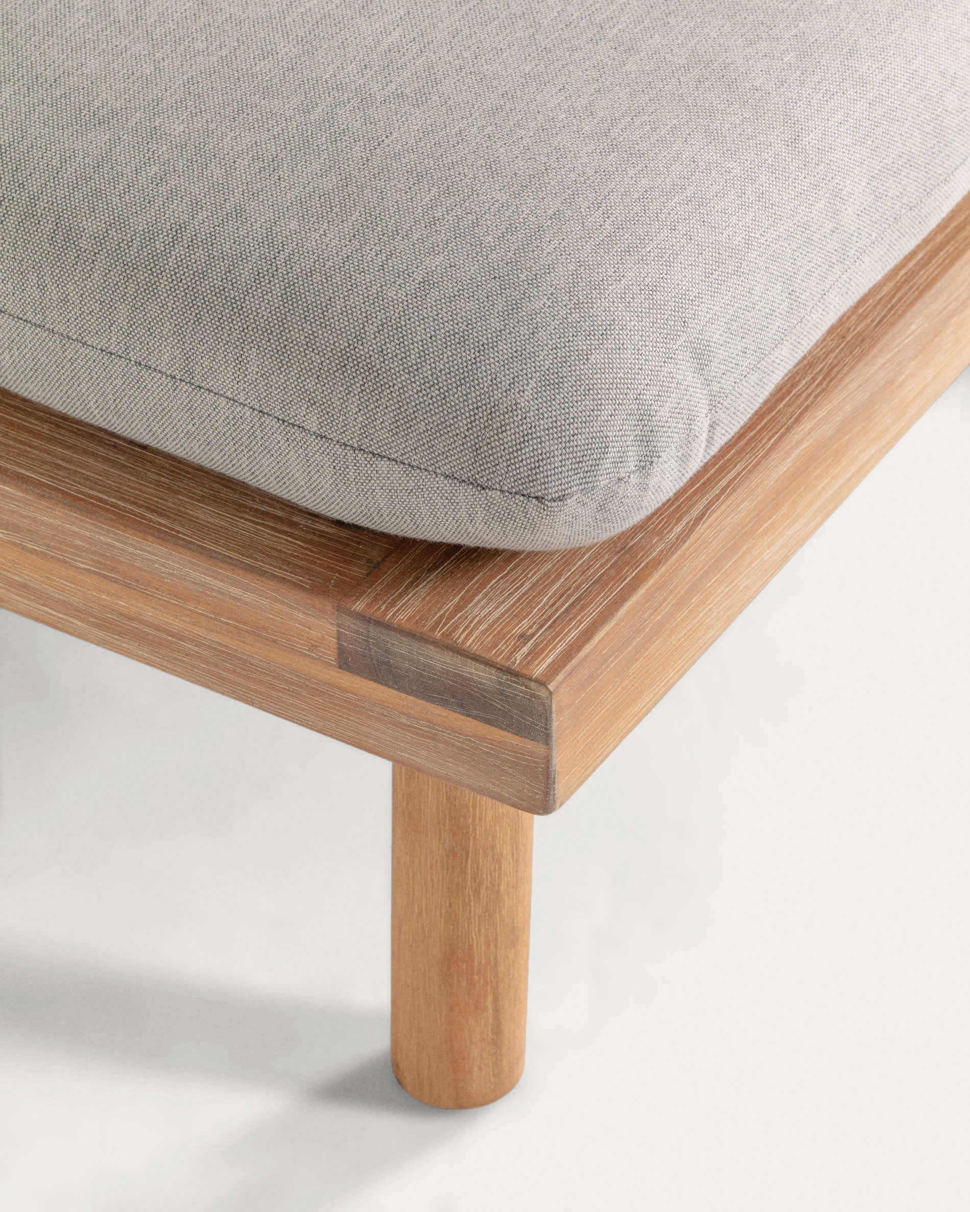 Das Viridis Outdoor Set von Kave Home bietet 4 Sessel und 2 Tische aus FSC-zertifiziertem Holz, ideal für stilvolle Außenbereiche.