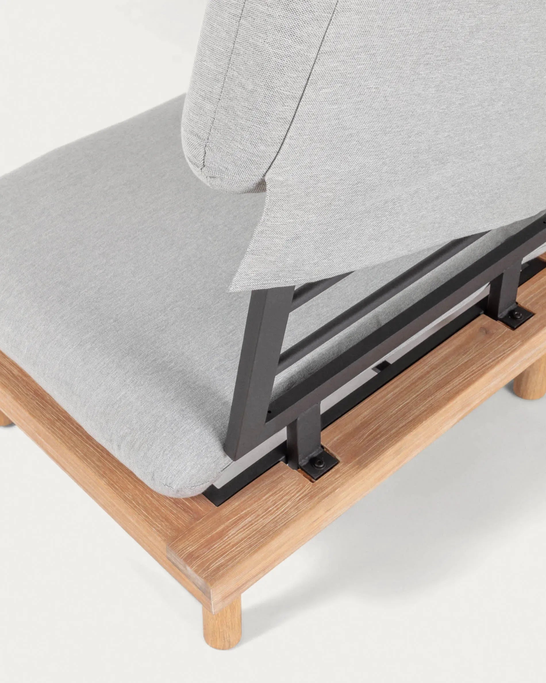 Das Viridis Outdoor Set von Kave Home umfasst 4 Sessel und 2 Tische aus FSC-zertifiziertem Holz, perfekt für moderne Terrassen.