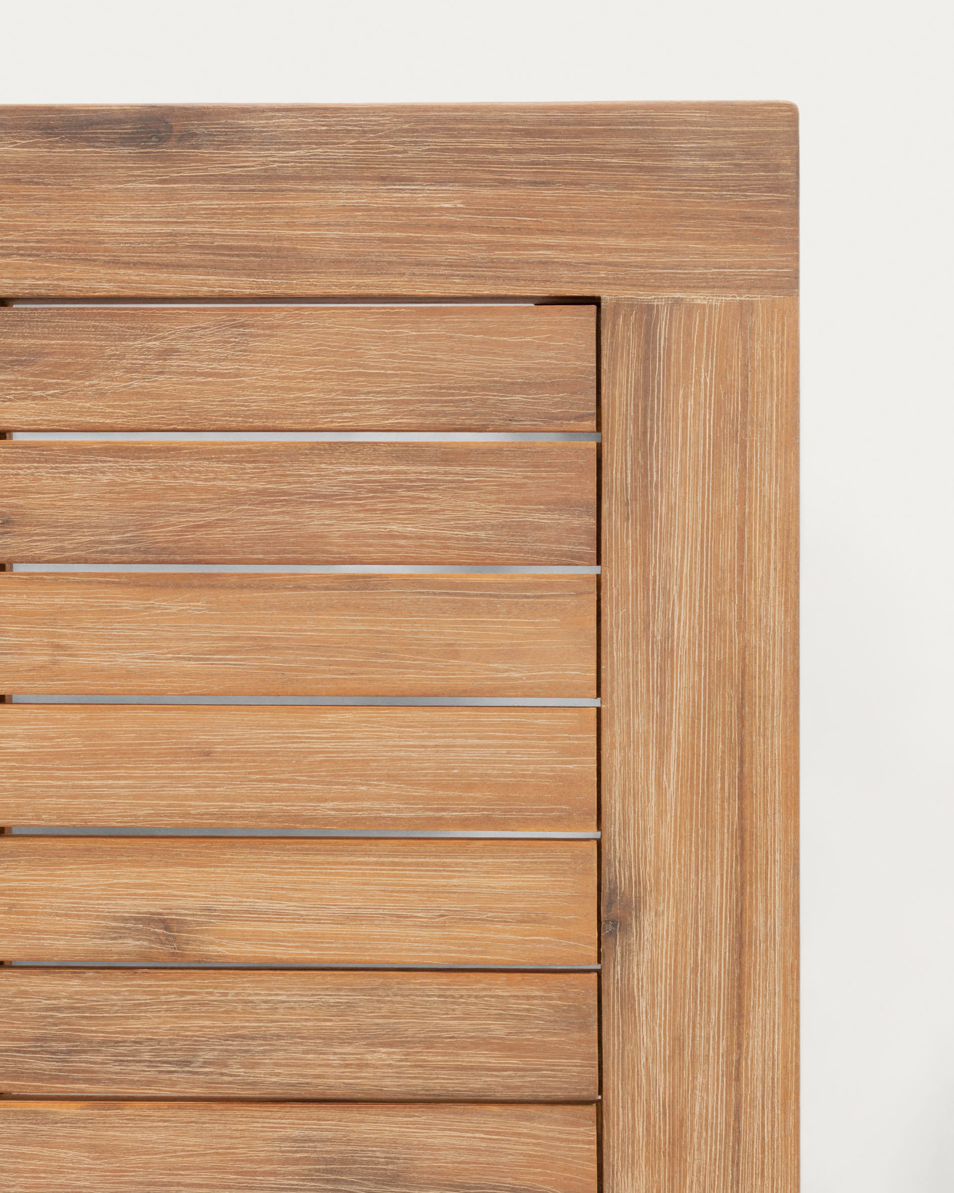 Das Viridis Outdoor Set von Kave Home bietet 4 Sessel und 2 Tische aus FSC-zertifiziertem Holz, ideal für stilvolle Außenbereiche.