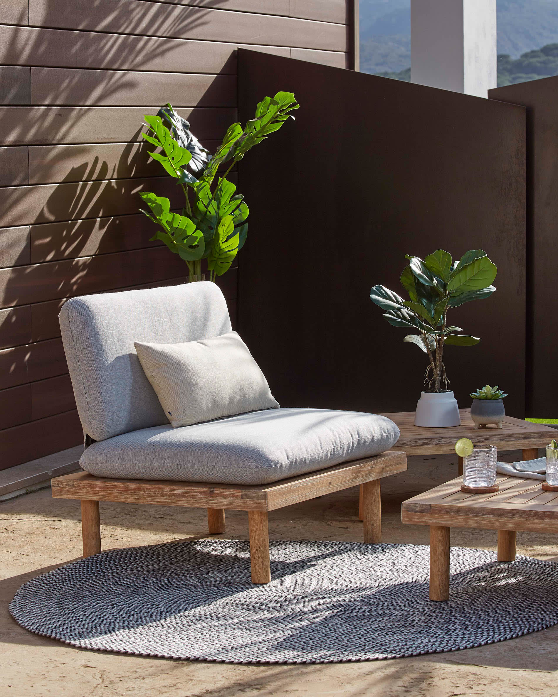 Das Viridis Outdoor Set von Kave Home umfasst 4 Sessel und 2 Tische aus FSC-zertifiziertem Holz, perfekt für moderne Terrassen.