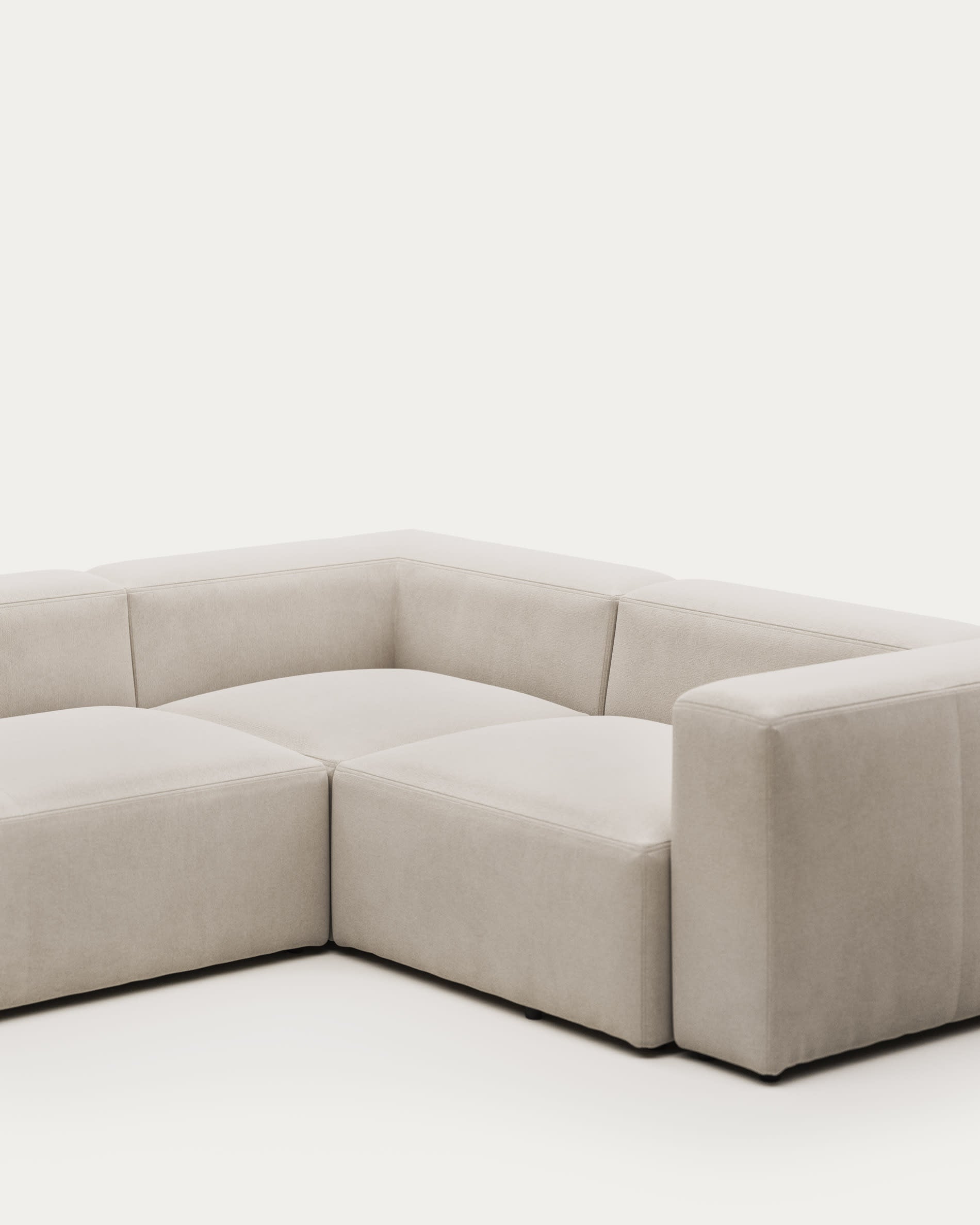 Beige Blok 4-Sitzer-Ecksofa von Kave Home: Stilvolles Design, großzügige Maße, ideal für gesellige Abende und optimale Raumnutzung.