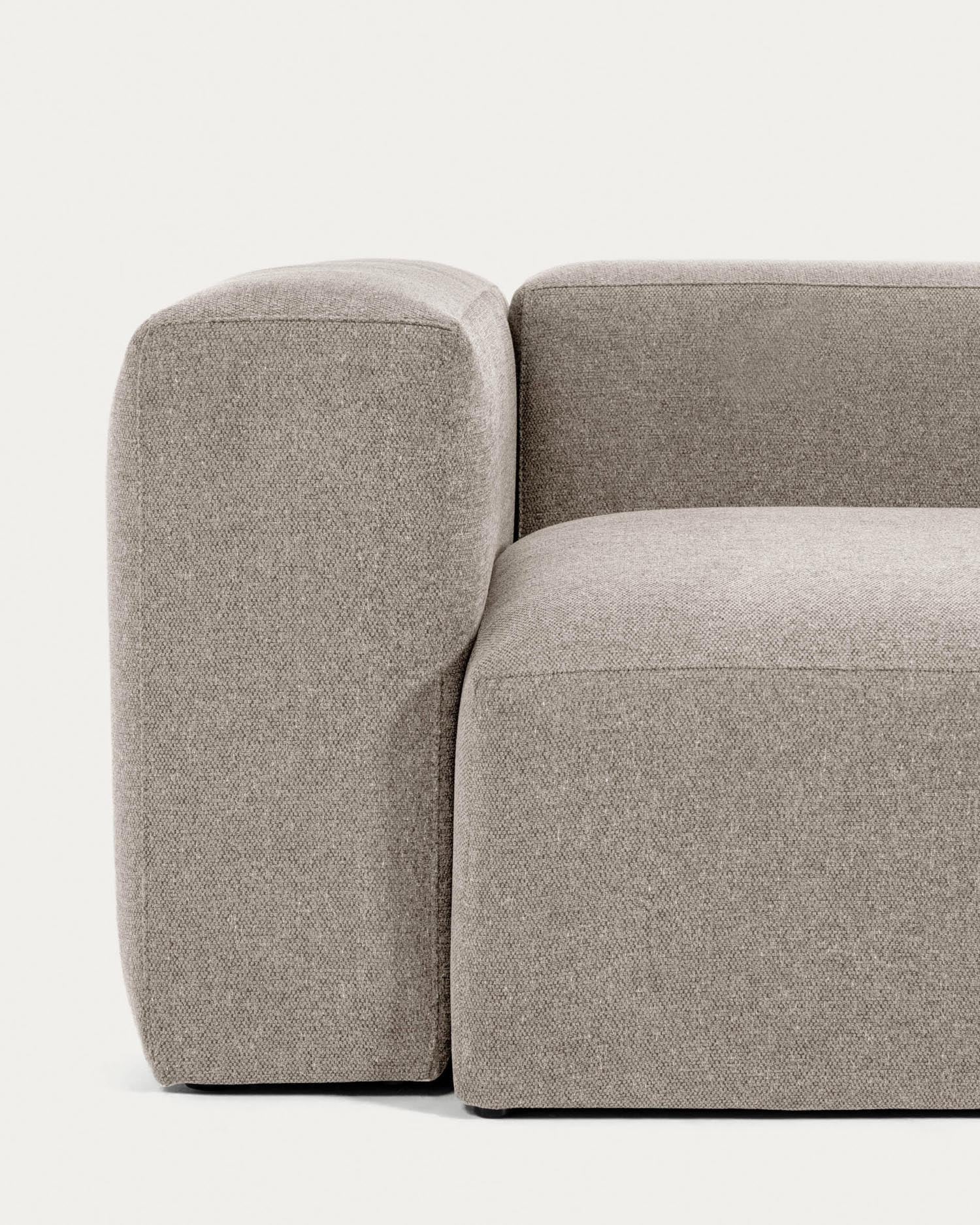 Beige Blok 4-Sitzer-Ecksofa von Kave Home: Komfort trifft Eleganz, perfekt für Ihr Wohnzimmer. Modular und pflegeleicht für jeden Raum.