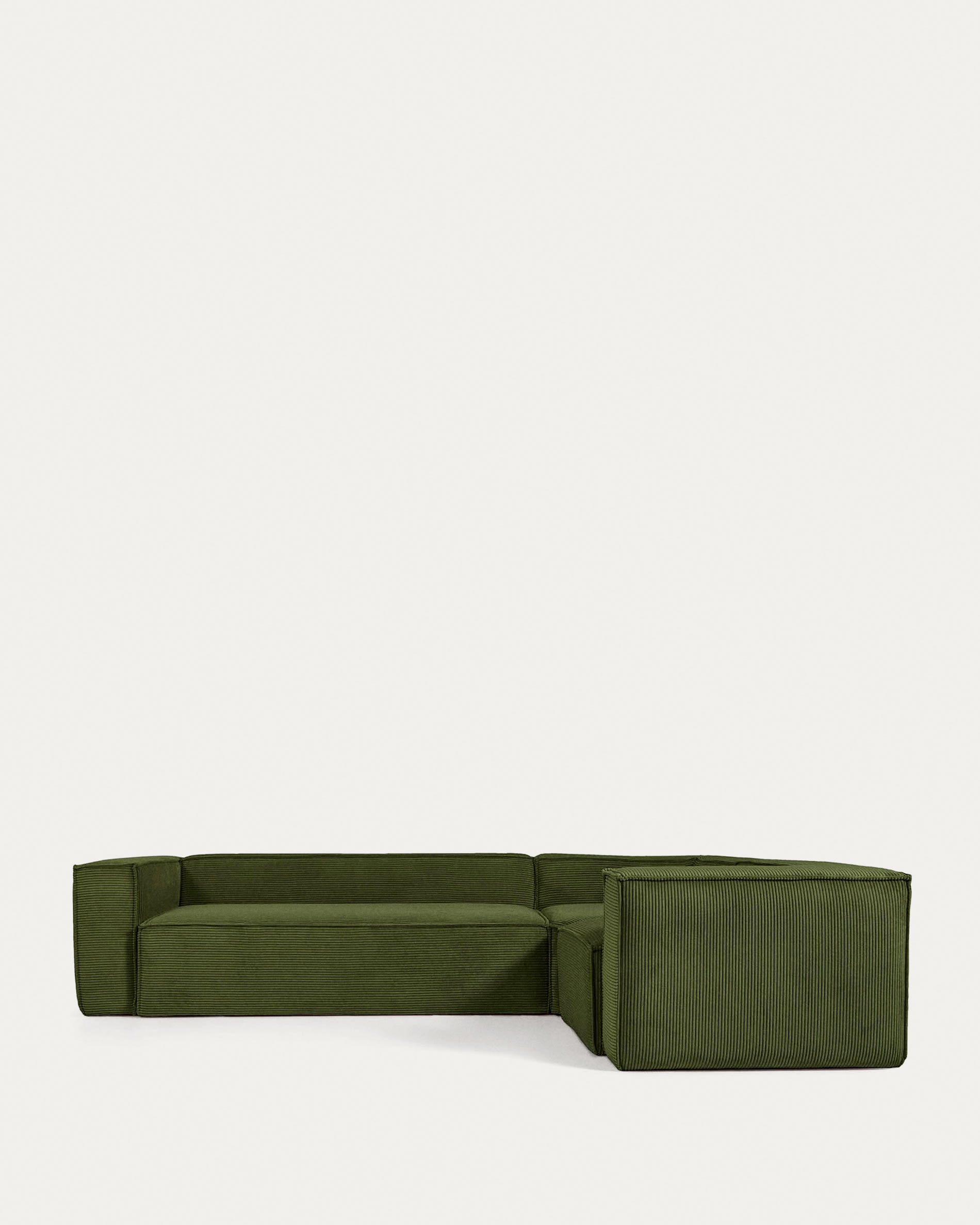 Das grüne Blok Ecksofa von Kave Home aus Cord bietet Platz für 4 Personen und misst 320x230 cm. Modern und komfortabel.