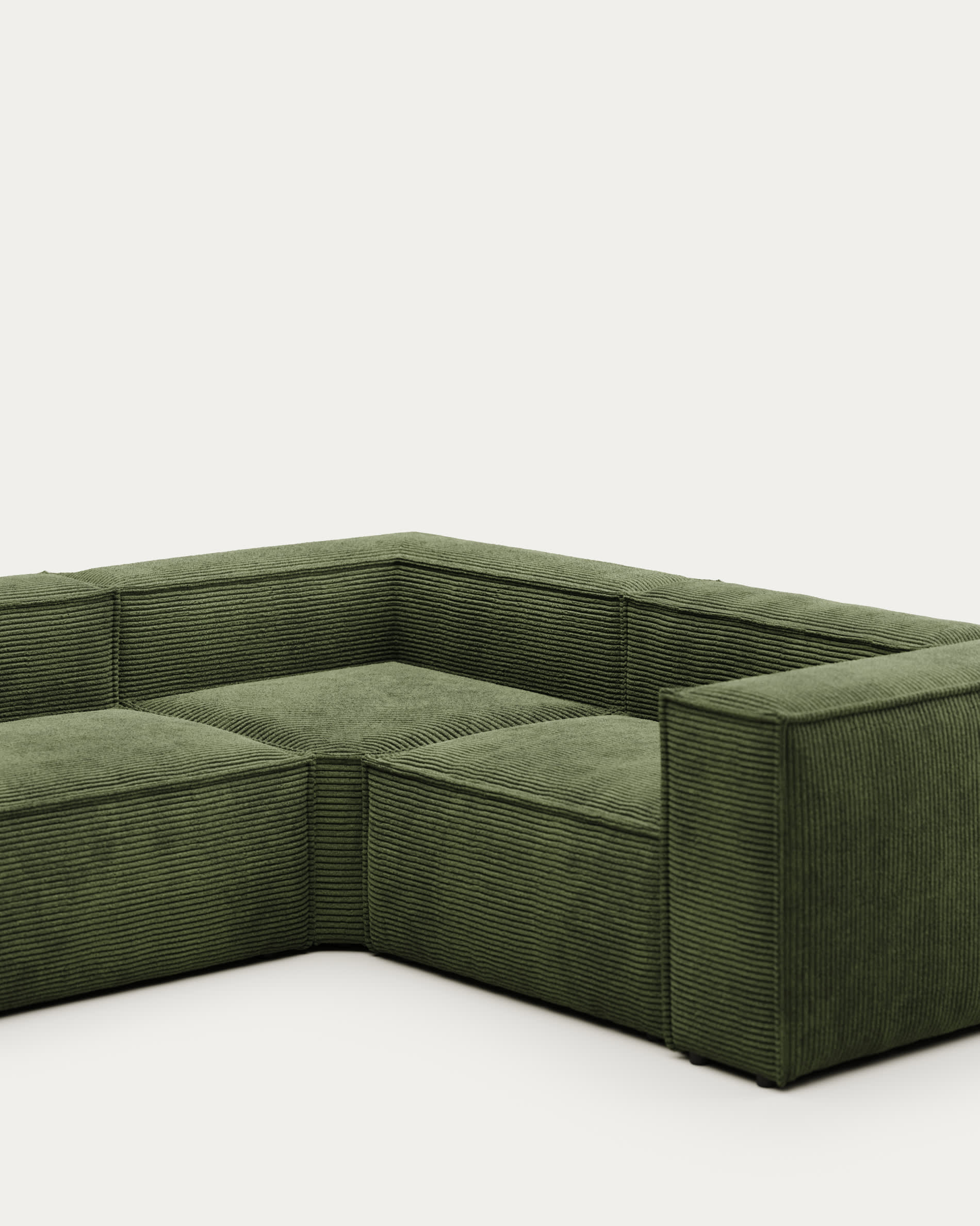 Das Blok 4-Sitzer Ecksofa in grün von Kave Home vereint stilvolles Design und hohen Komfort. Ideal für gesellige Abende!
