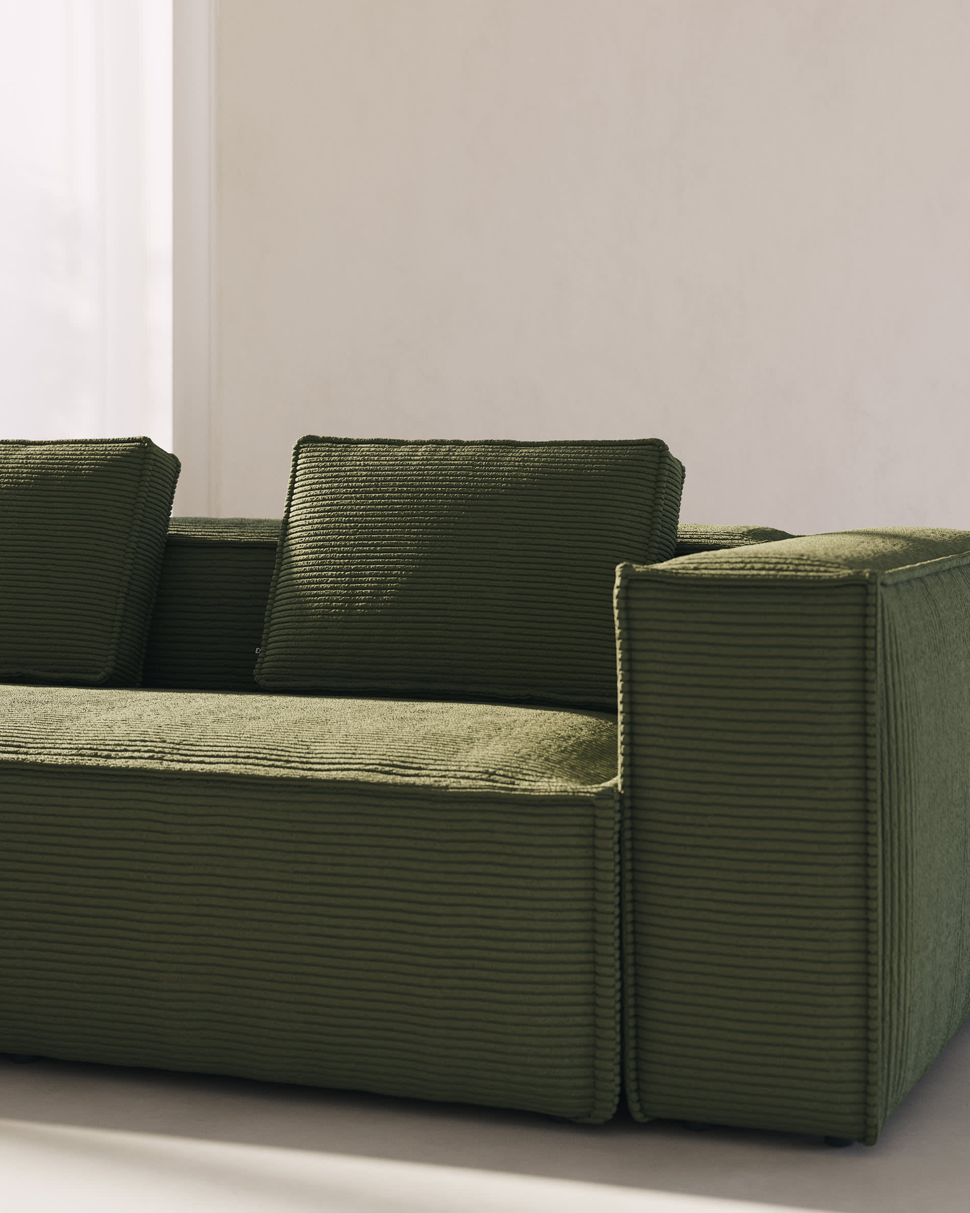 Das Blok Ecksofa von Kave Home in grünem Cord bietet Platz für 4 Personen und misst 320x230 cm. Stilvoll und bequem.