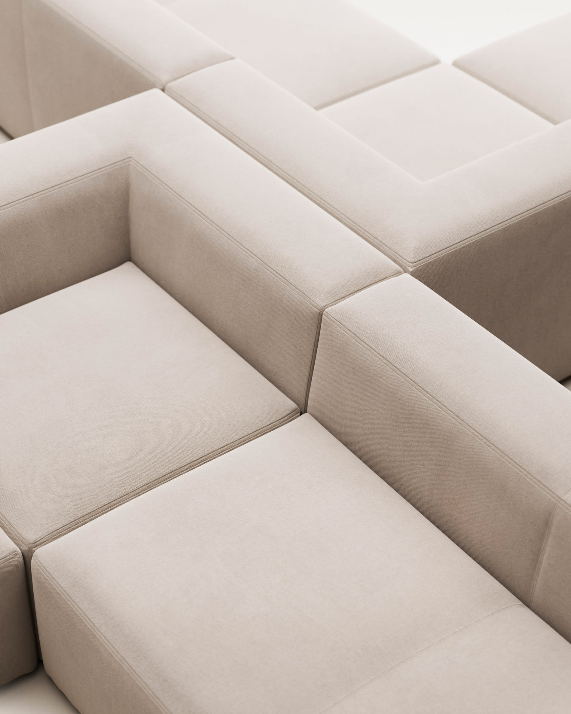 Beige 6-Sitzer Ecksofa Blok von Kave Home, 320x320 cm, vereint modernen Stil, Komfort und Nachhaltigkeit in Ihrem Wohnzimmer.