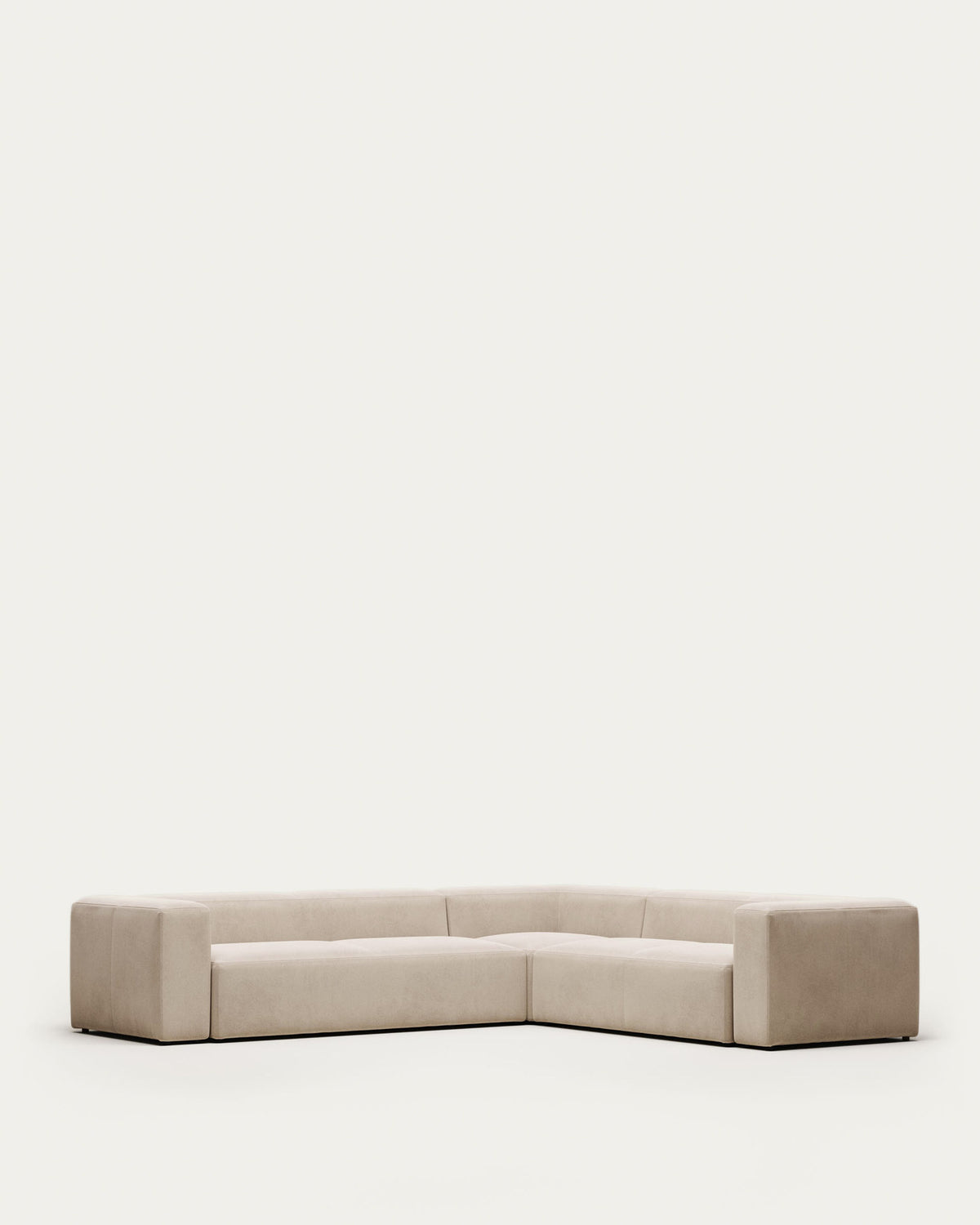 5-Sitzer-Ecksofa Blok mit beiger Chenille 320 x 290 cm / 290 x 320 cm FSC Mix Credit in Beige präsentiert im Onlineshop von KAQTU Design AG. Ecksofa ist von Kave Home