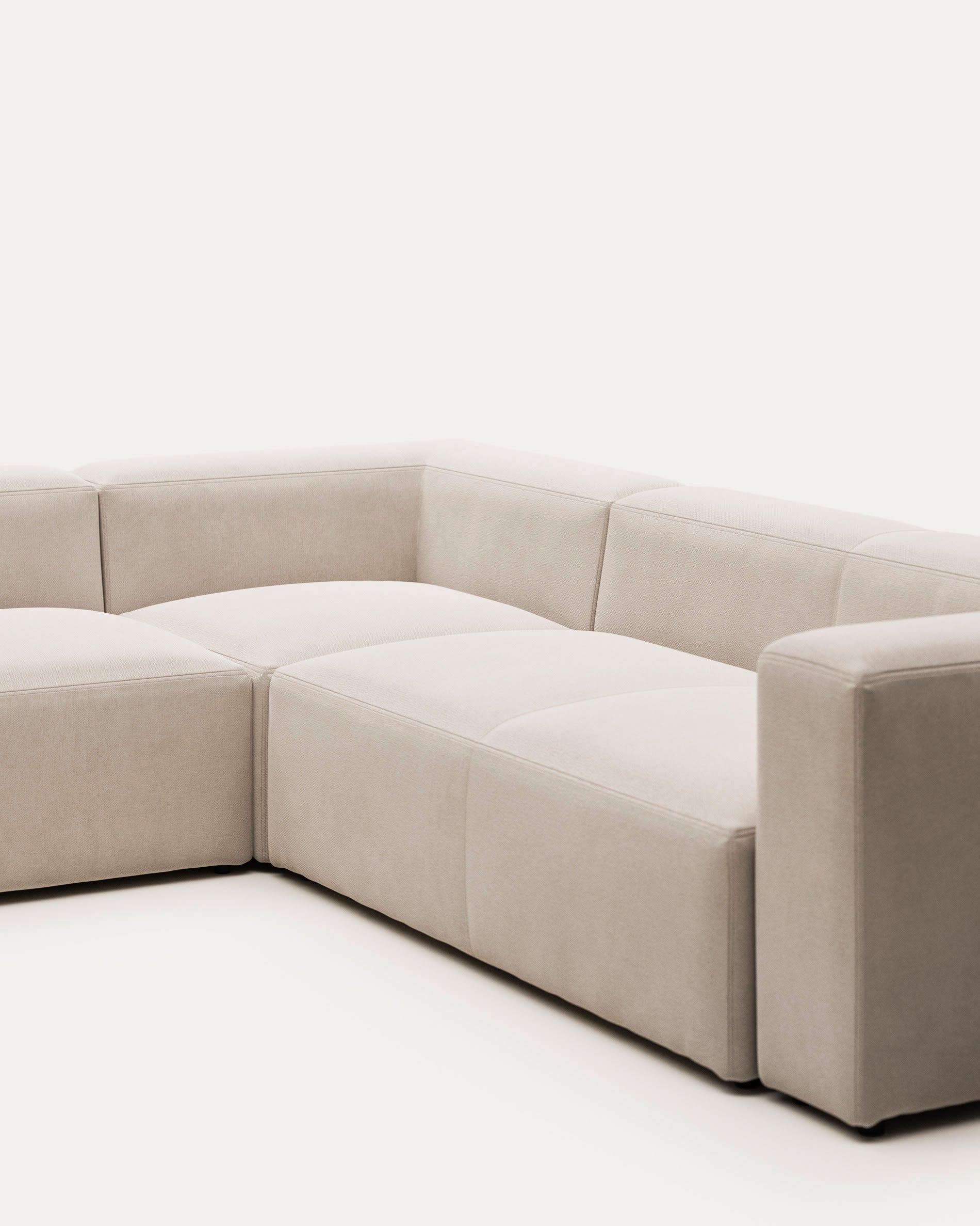 Beiges 5-Sitzer-Ecksofa Blok von Kave Home, großzügig und bequem, perfekt für gesellige Abende und stilvolle Wohnzimmer.