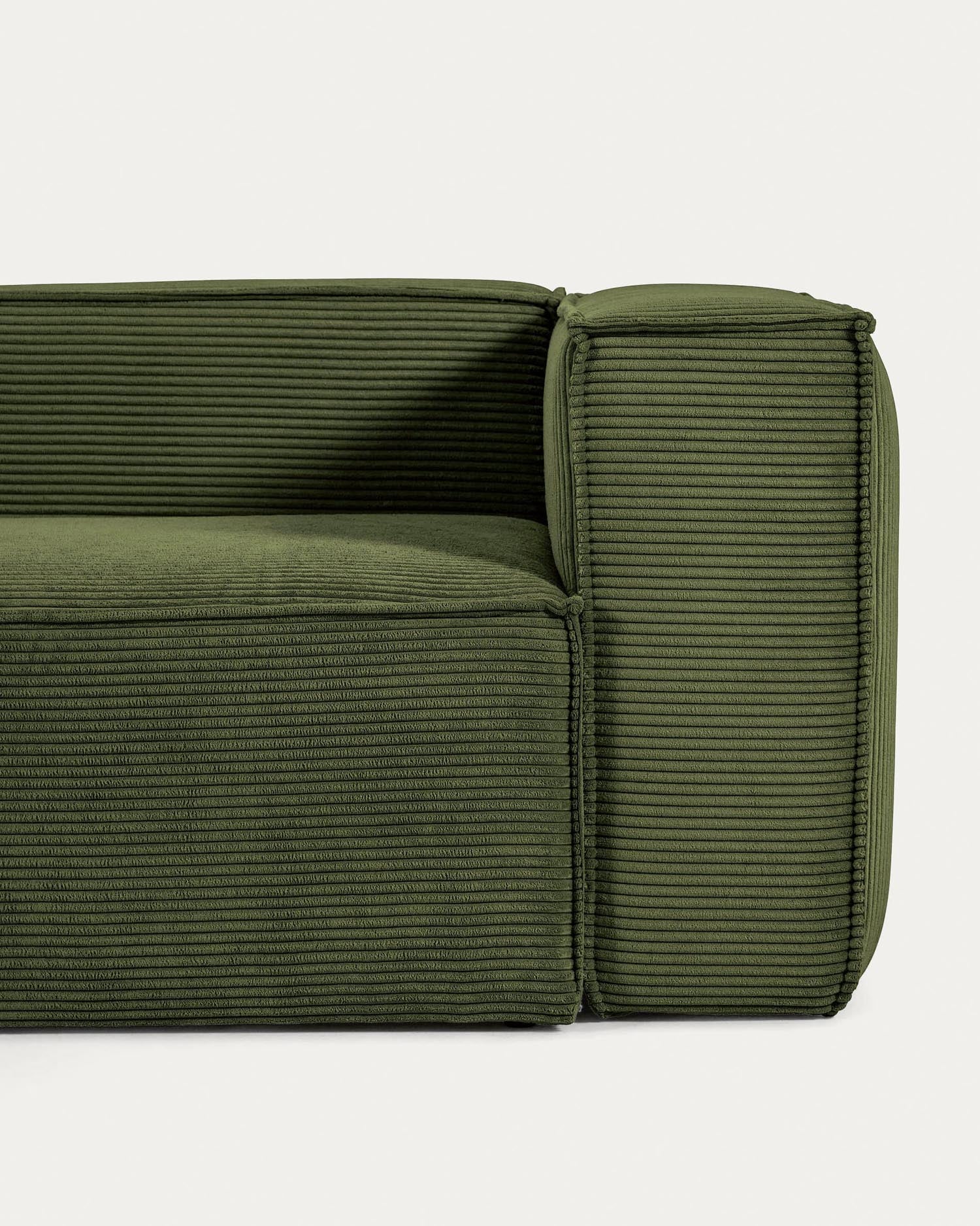 Erleben Sie das Blok 5-Sitzer-Ecksofa in luxuriösem, grünem Cord. Mit seinen großzügigen Maßen von 320 x 290 cm vereint es Stil und Komfort.