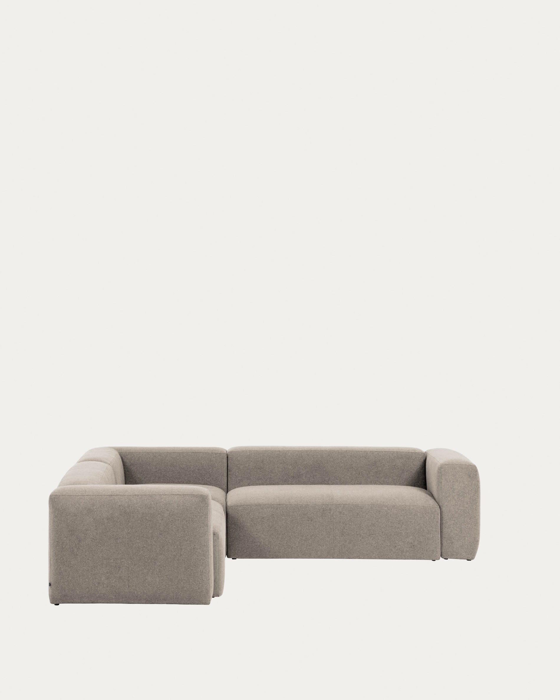 Modernes 4-Sitzer Ecksofa Blok in Beige, 290x290 cm, FSC-zertifiziert, stilvoll und nachhaltig von Kave Home.