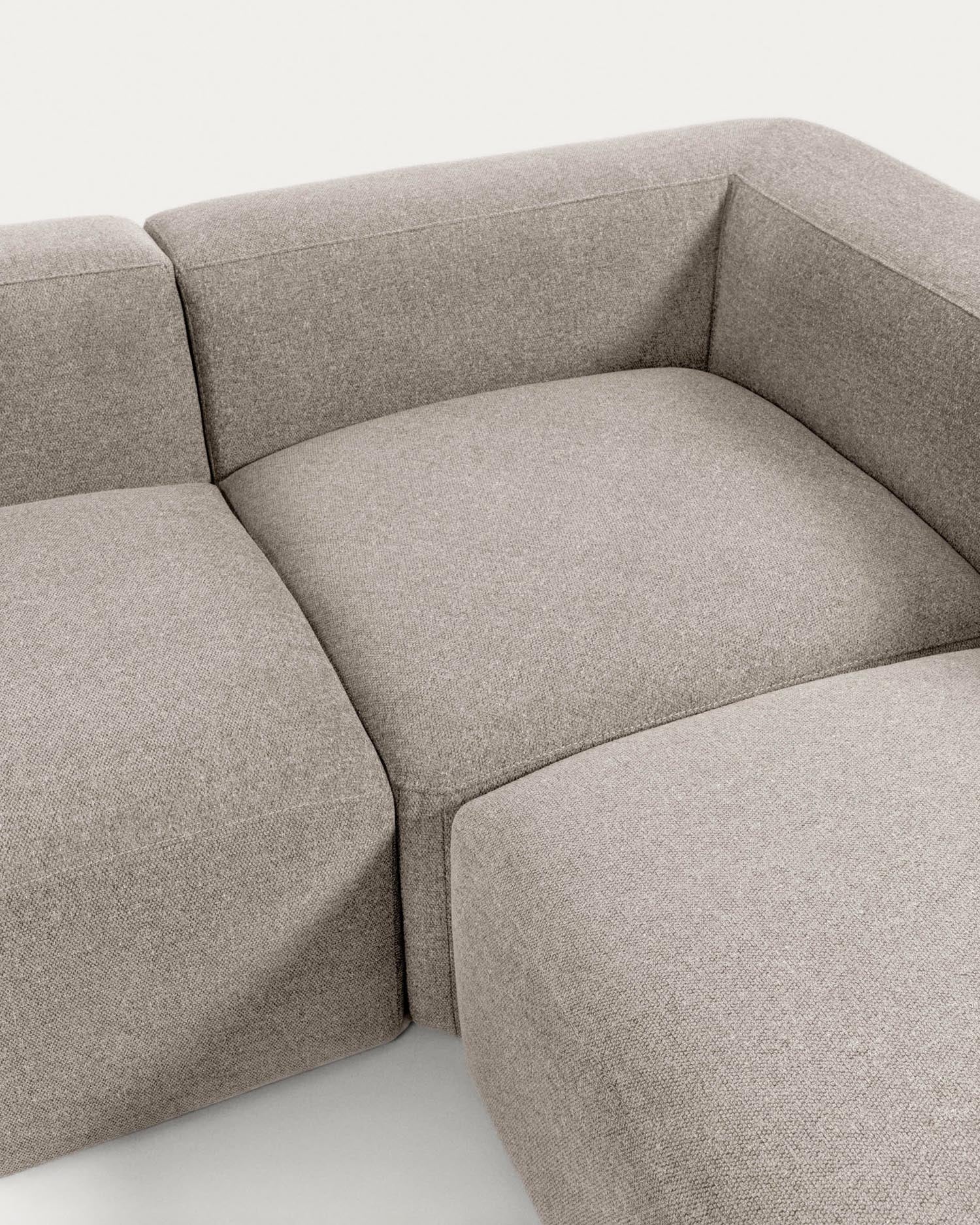 Beige Blok Ecksofa von Kave Home: 4-Sitzer, 290x290 cm, elegantes Design, langlebige Materialien, perfekt für entspannte Stunden mit Freunden und Familie.