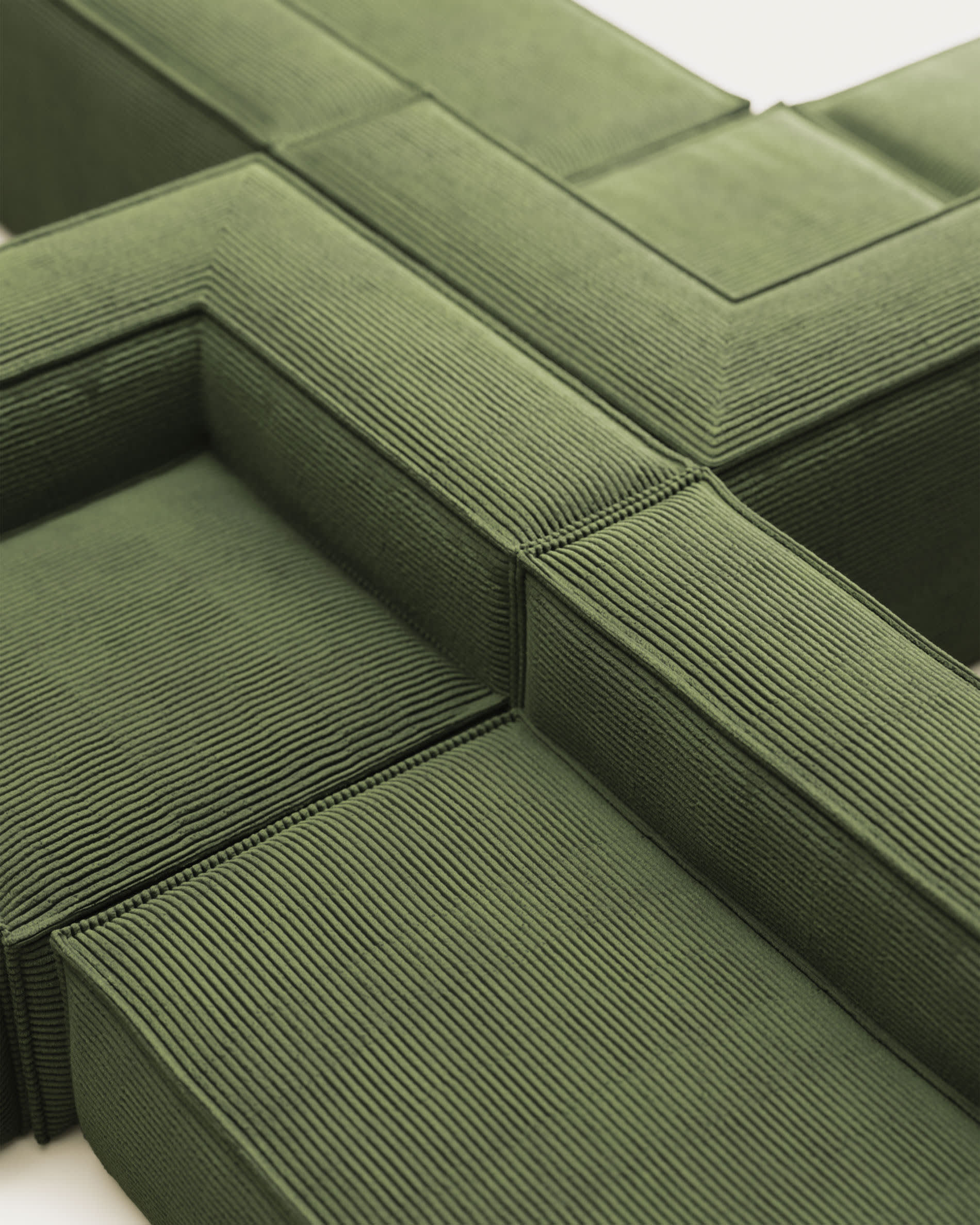 Entdecken Sie das Blok 4-Sitzer Ecksofa in grünem Cord, 290 x 290 cm – der perfekte Mix aus Stil, Komfort und Nachhaltigkeit für Ihr Zuhause.