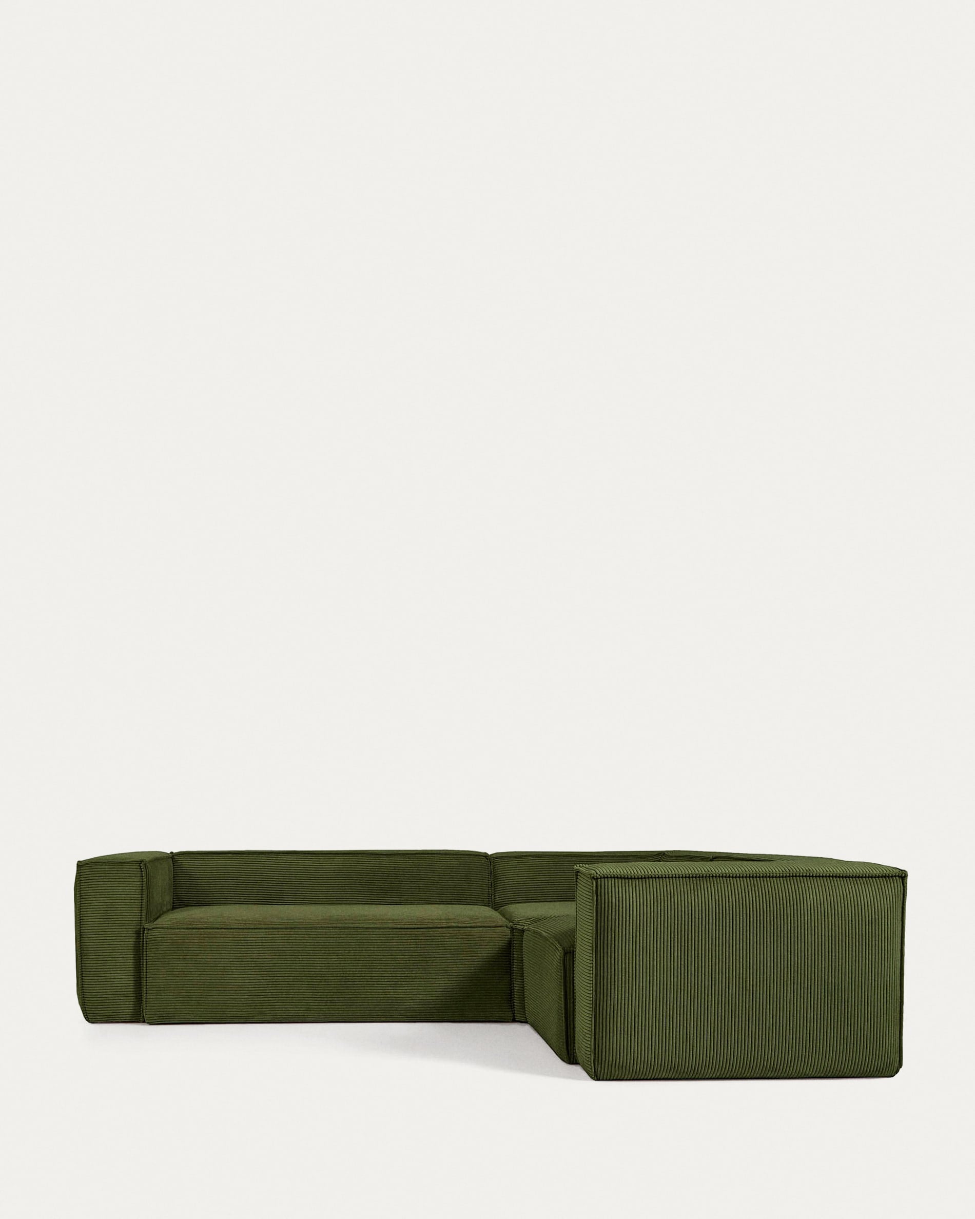 Ecksofa 3-Sitzer in grünem Cord, 290x230 cm, FSC-zertifiziert, modern und nachhaltig, von Kave Home.