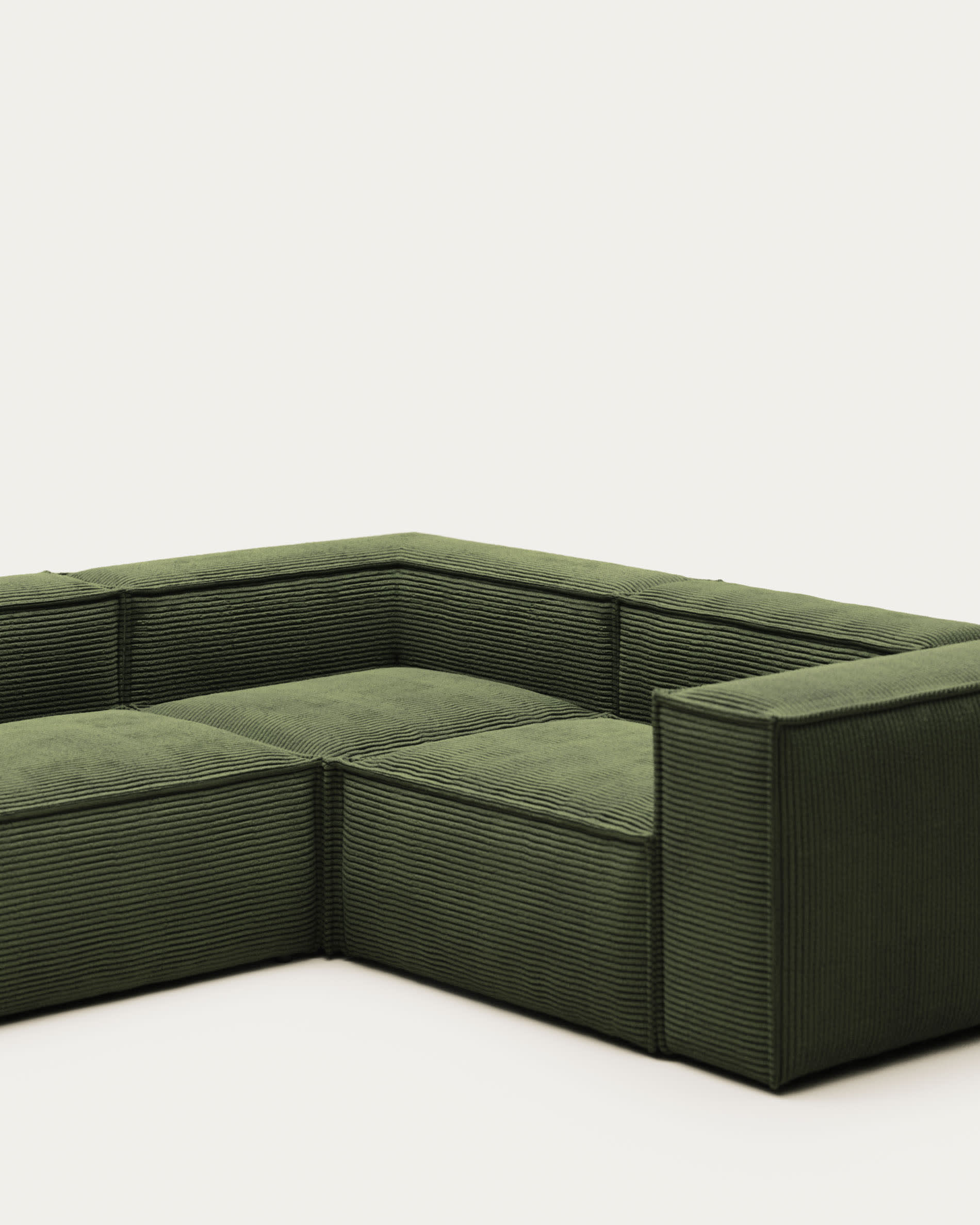 Entdecken Sie das stilvolle Blok 3-Sitzer-Ecksofa in grünem Cord (290 x 230 cm) von Kave Home – Komfort und Nachhaltigkeit vereint.