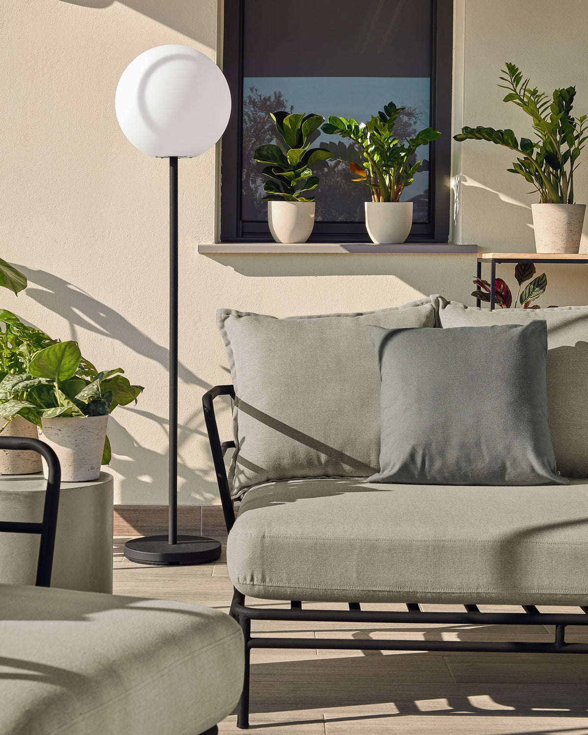 Mareluz 3-Sitzersofa aus schwarzem Stahl 197 cm in Grün, Schwarz präsentiert im Onlineshop von KAQTU Design AG. Lounge Sofa ist von Kave Home