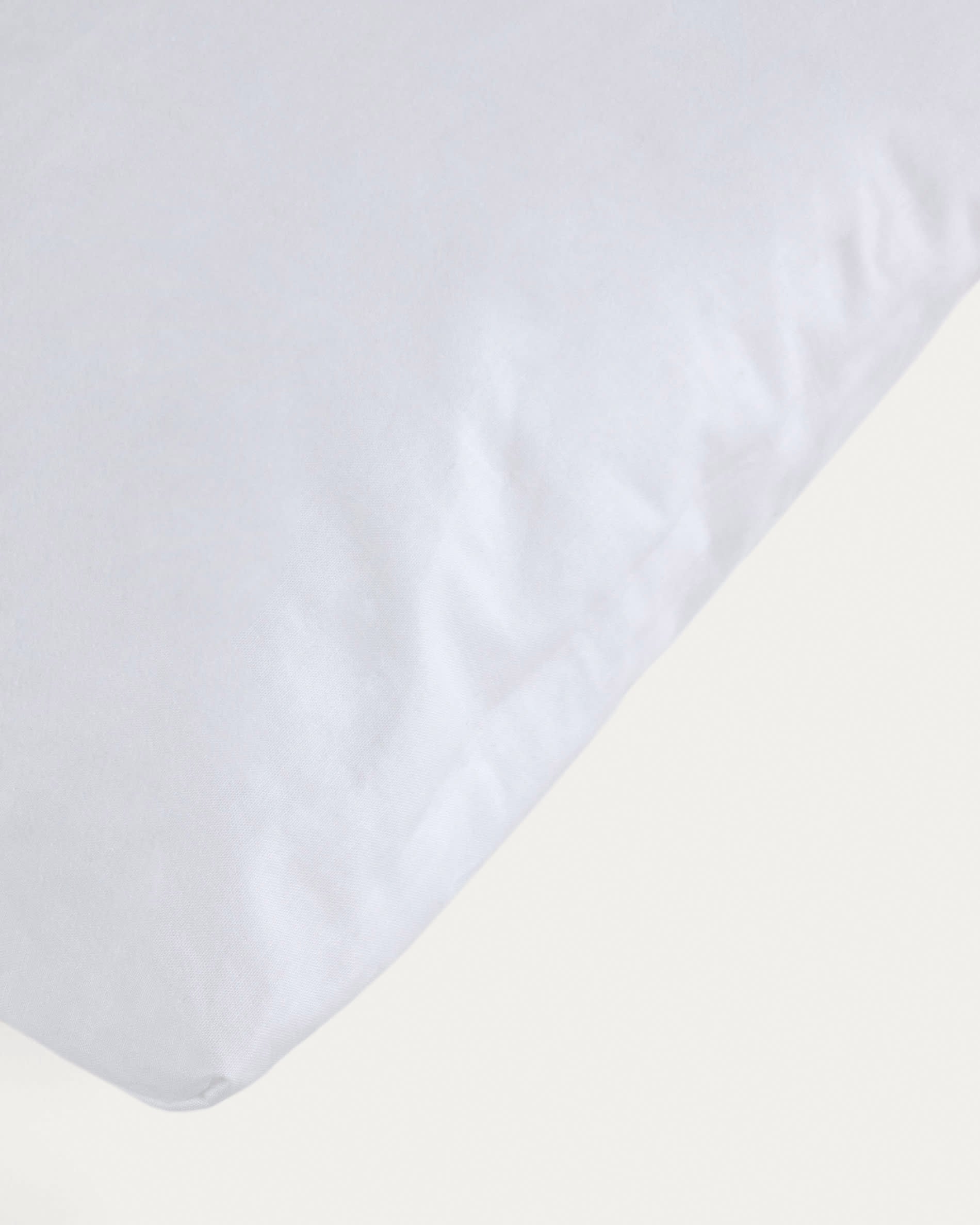 Das Dulcia Kissen (30 x 60 cm) von Kave Home bietet optimale Unterstützung und ein ansprechendes Design, ideal für Kinderzimmer und Wohnräume.