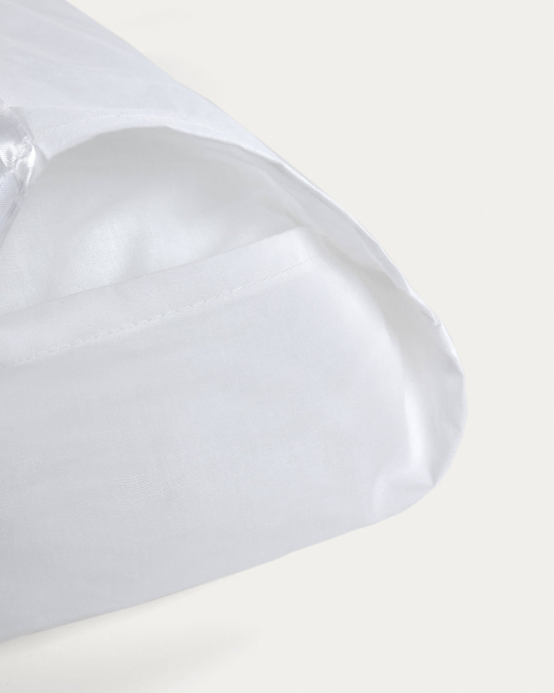 Das Dulcia Kissen (30 x 60 cm) von Kave Home vereint Komfort und Stil, perfekt für Kinderbetten und als dekoratives Element in jedem Raum.