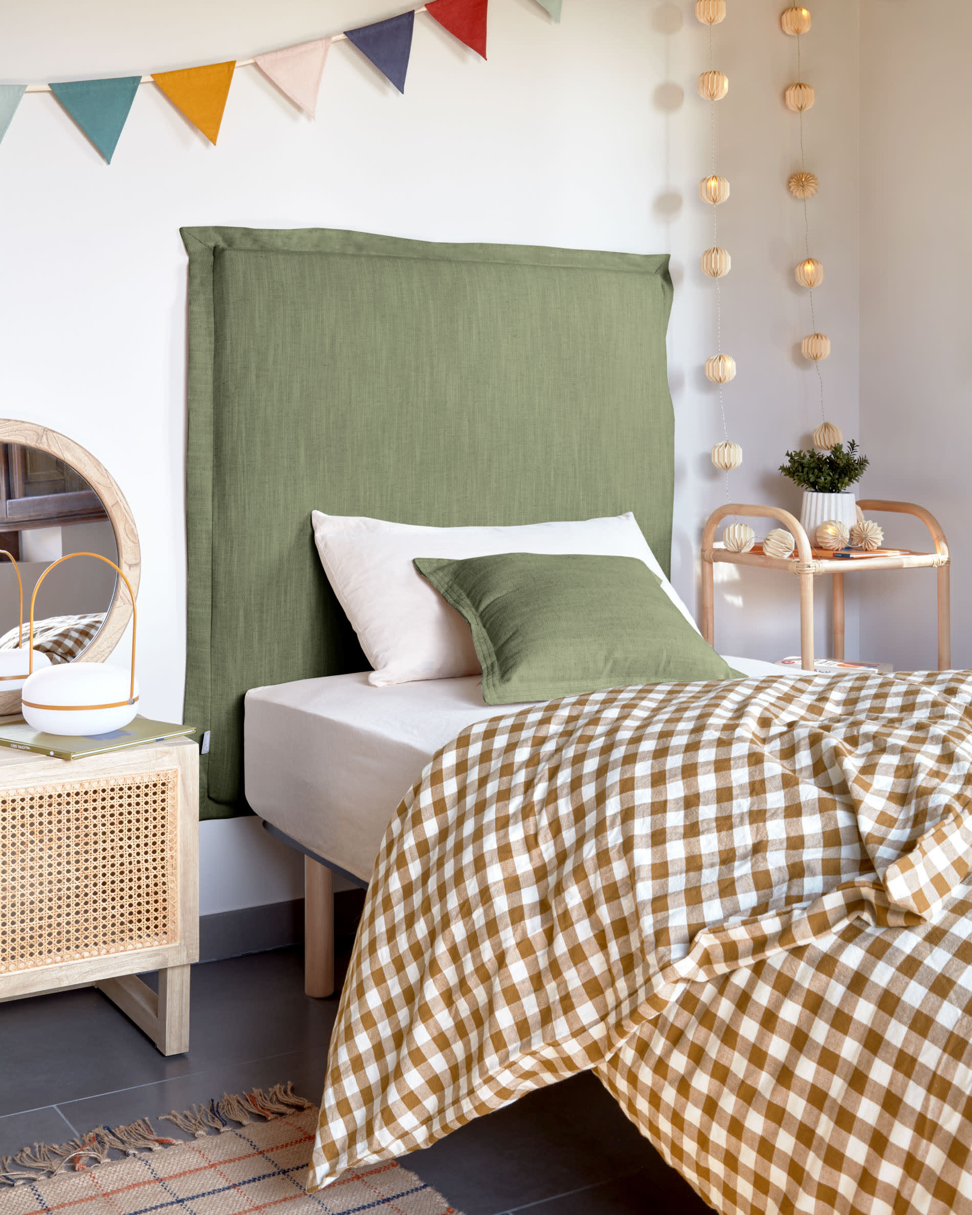 Das Dulcia Kissen von Kave Home (30x60 cm) vereint stilvolles Design mit hervorragendem Schlafkomfort dank atmungsaktiver Silikonfaser und weichem Baumwollbezug.