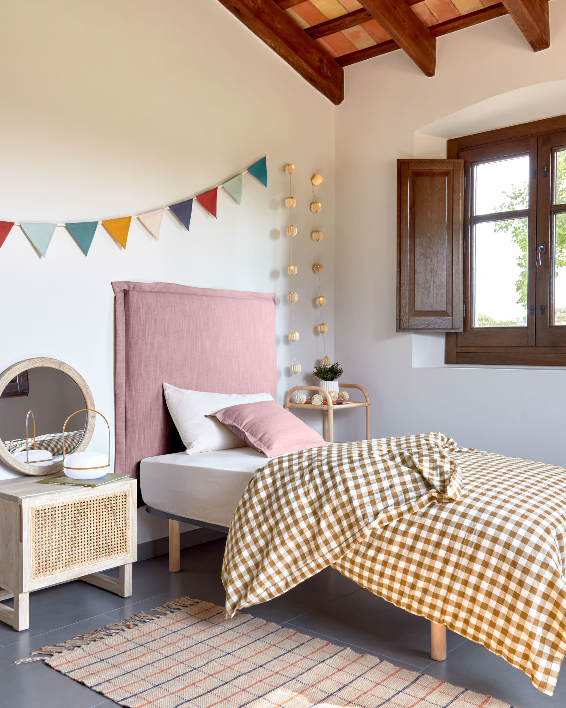 Das Dulcia Kissen (30 x 60 cm) von Kave Home vereint Komfort und Stil, perfekt für Kinderbetten und als dekoratives Element in jedem Raum.