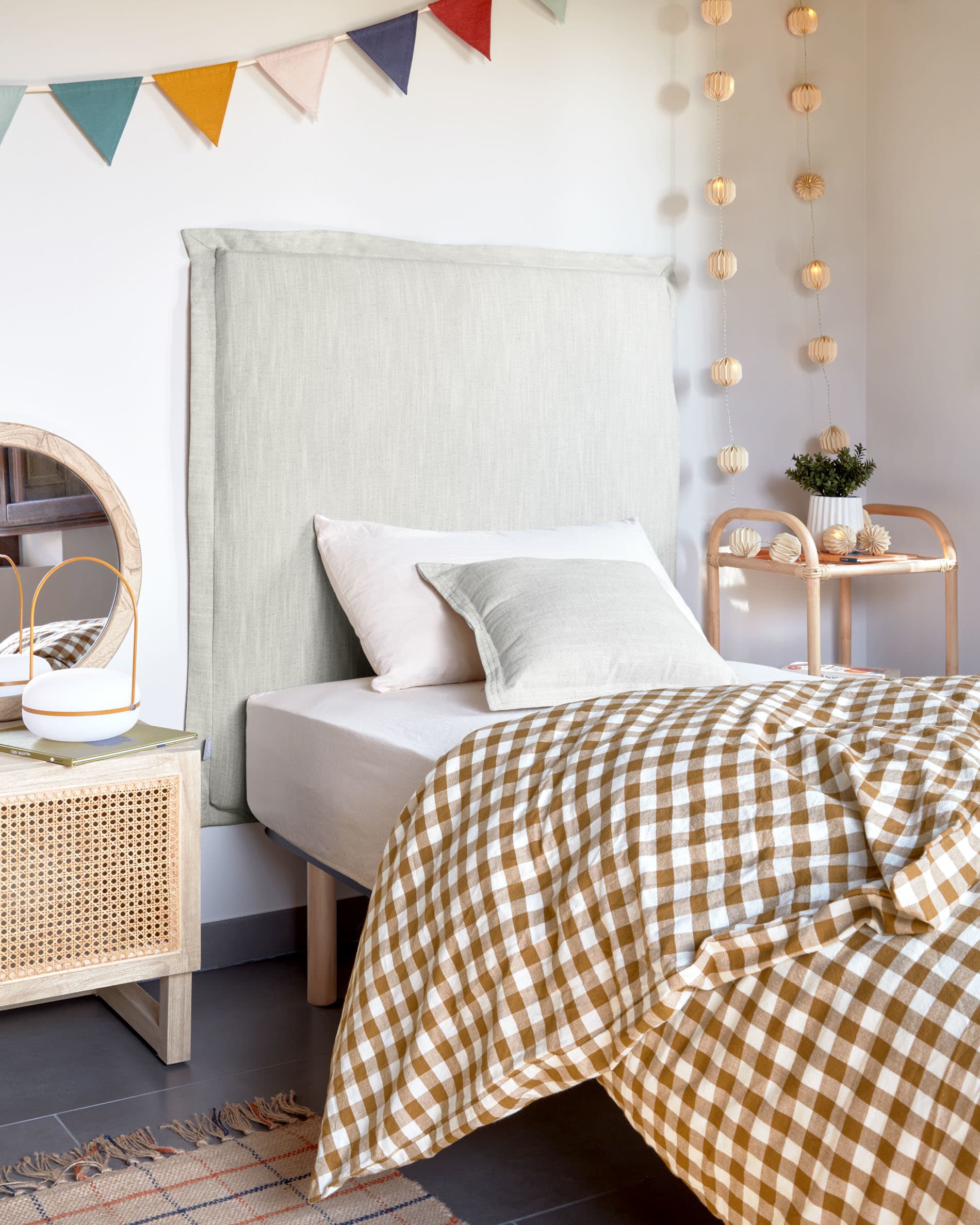 Das Dulcia Kissen (30 x 60 cm) von Kave Home vereint Komfort und Stil, perfekt für Kinderbetten und als dekoratives Element in jedem Raum.