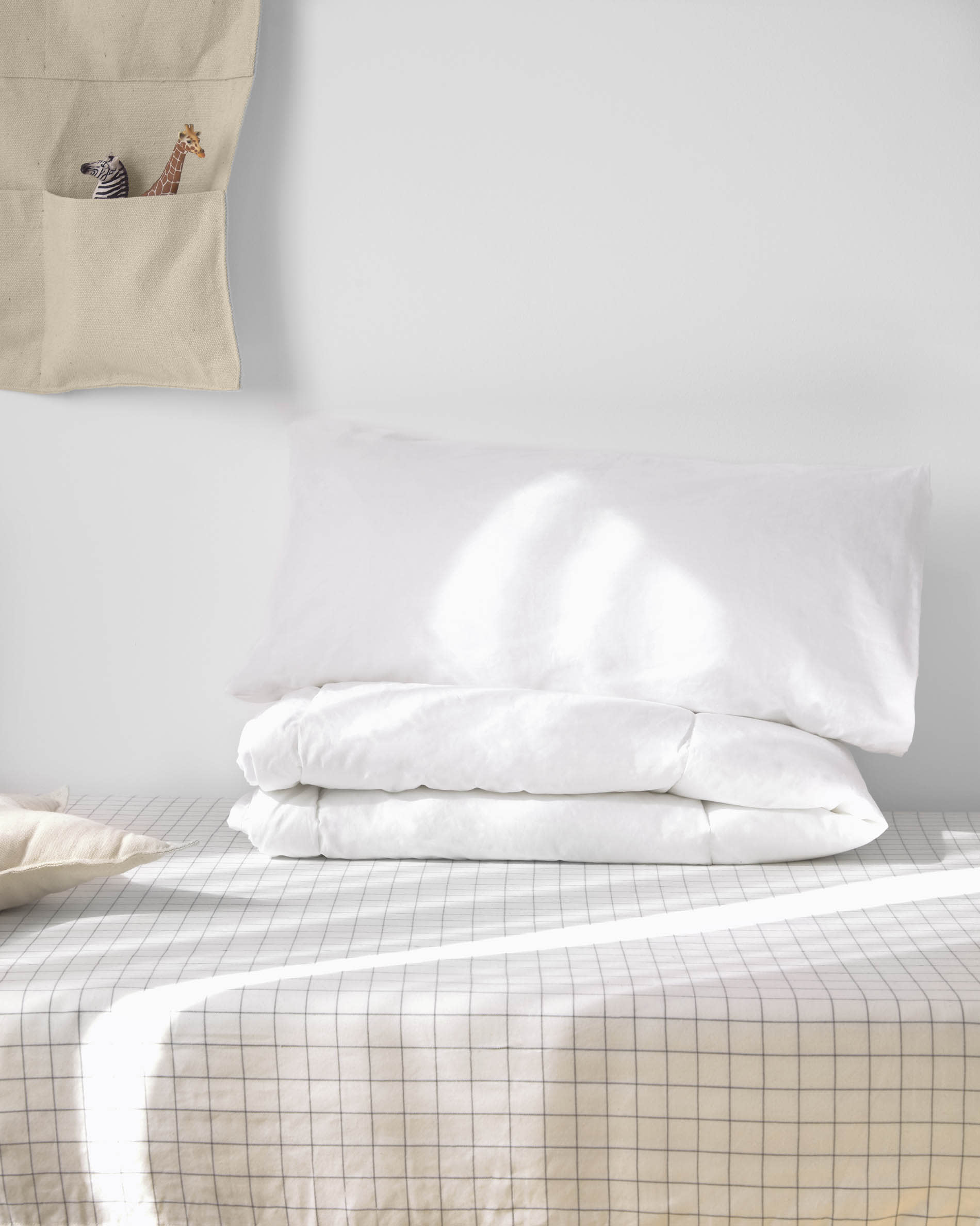 Das Kave Home Dulcia Kissen 30x60 cm kombiniert Komfort und Eleganz mit seiner hochwertigen hohlen Silikonfaserfüllung.