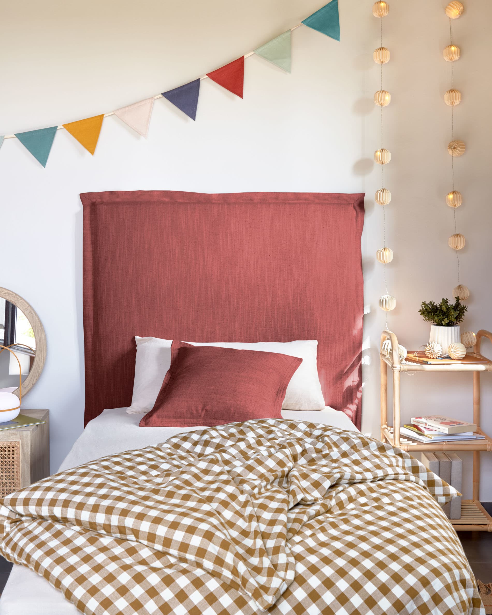 Das Dulcia Kissen (30x60 cm) von Kave Home bietet optimalen Komfort mit atmungsaktiver Silikonfaser und einem hypoallergenen Baumwollbezug.