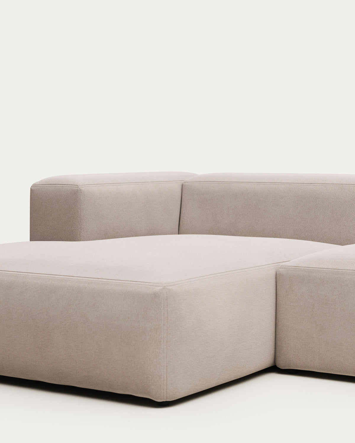 3-Sitzer-Sofa Blok mit beiger Chenille und Chaiselongue links 300 cm FSC Mix Credit in Beige präsentiert im Onlineshop von KAQTU Design AG. L-Sofa links ist von Kave Home