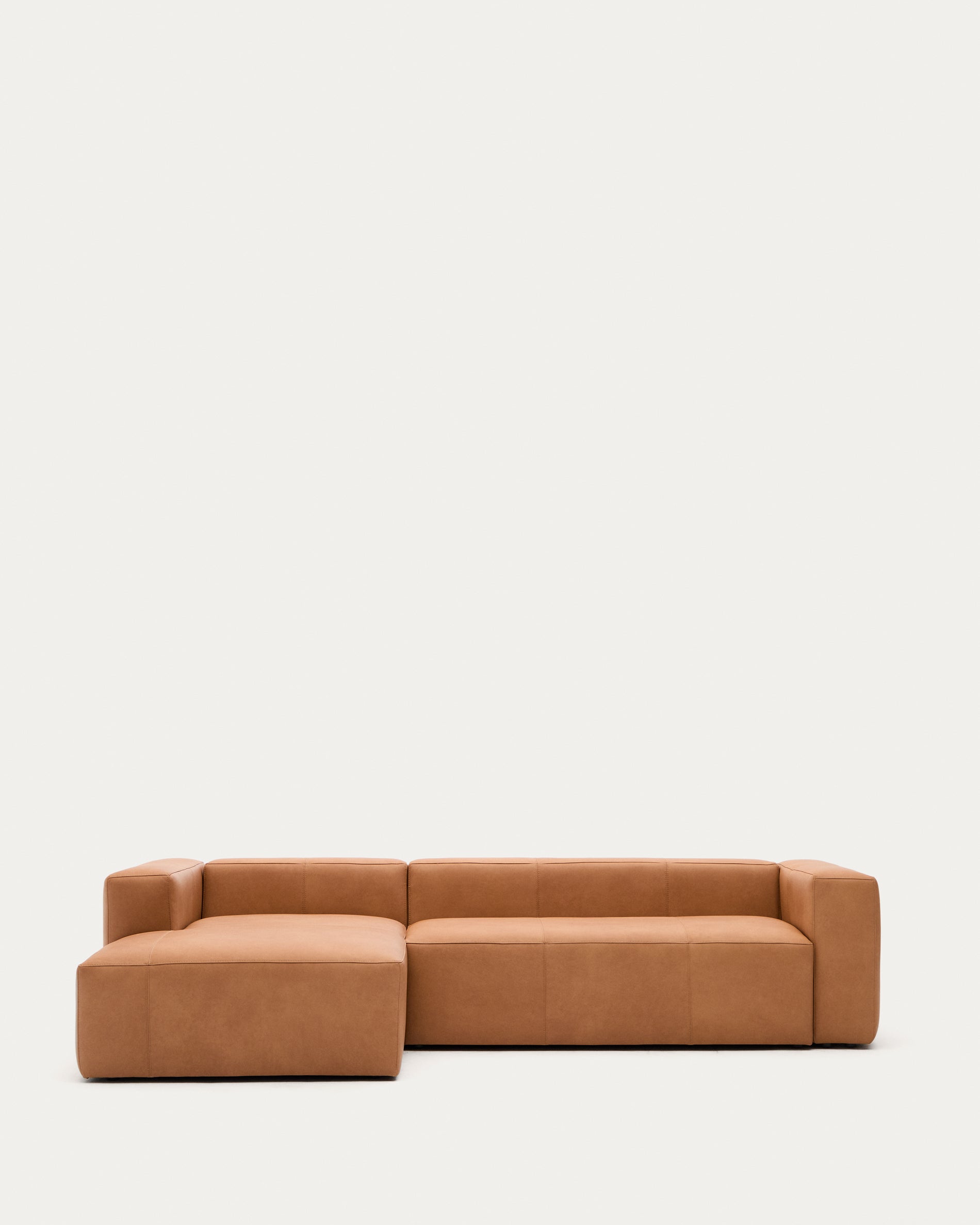 Sofa Blok aus braunem Leder 3-Sitzer Chaiselongue links 300 cm in Braun präsentiert im Onlineshop von KAQTU Design AG. 3er Sofa ist von Kave Home