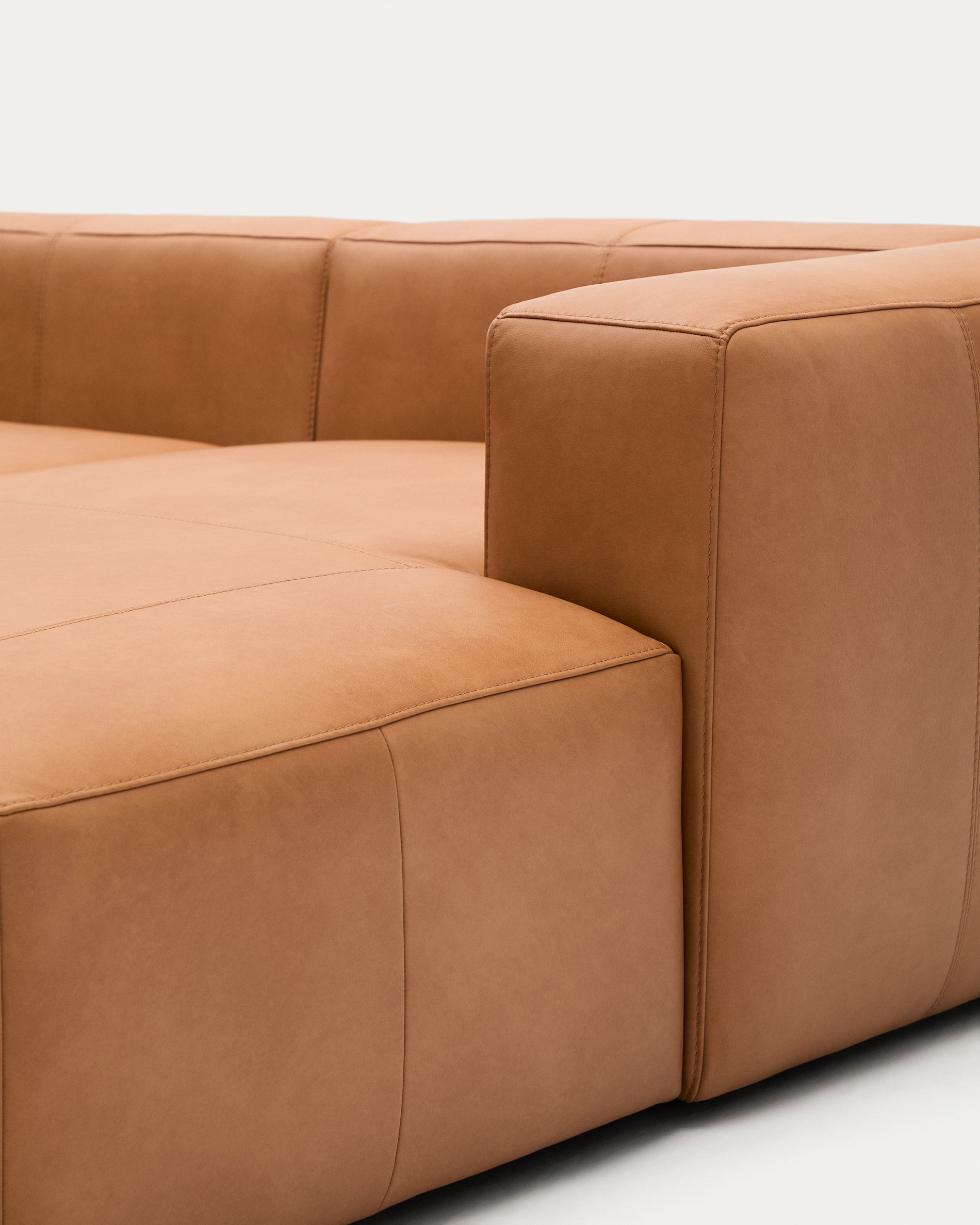 Sofa Blok aus braunem Leder 3-Sitzer Chaiselongue links 300 cm in Braun präsentiert im Onlineshop von KAQTU Design AG. 3er Sofa ist von Kave Home
