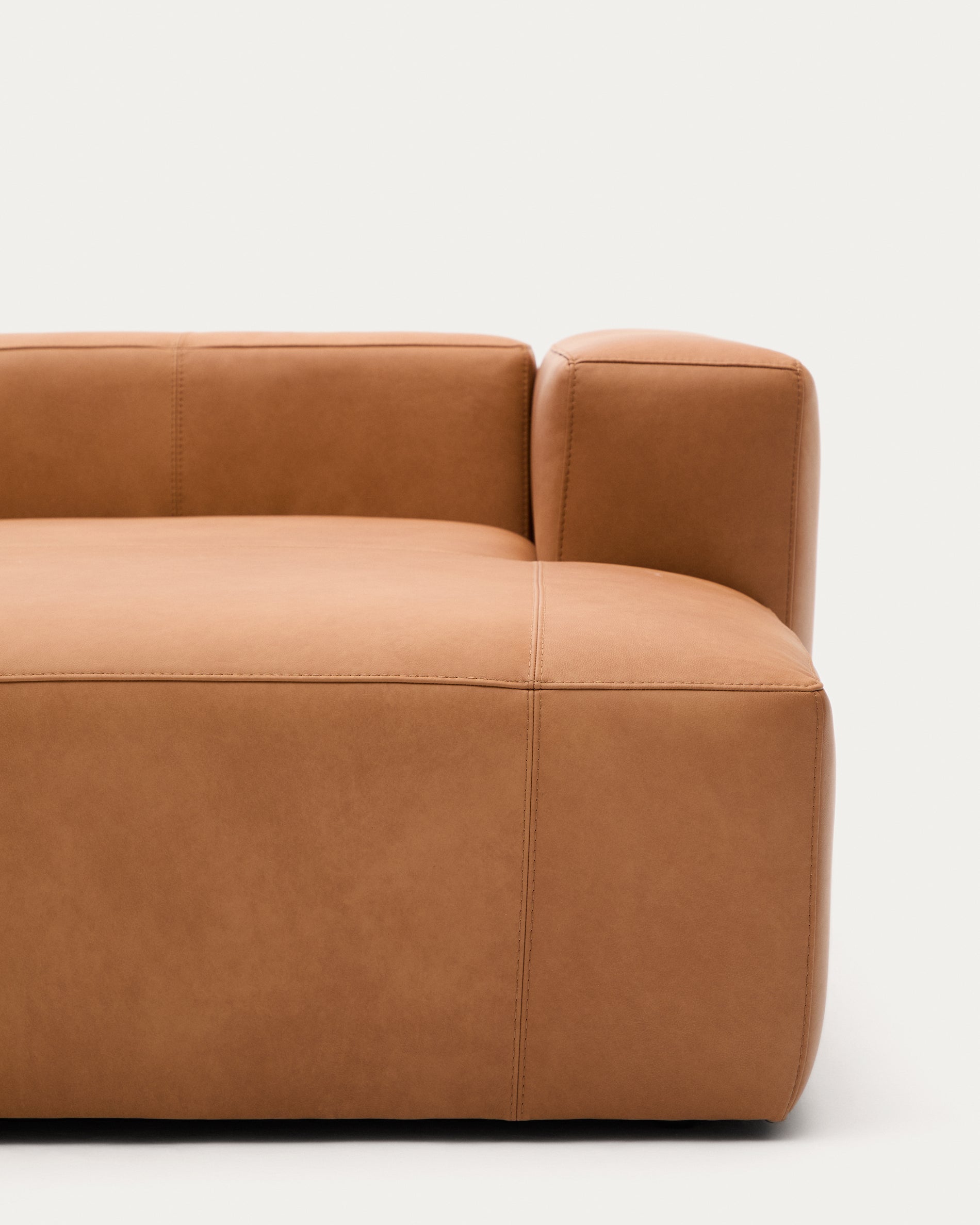 Sofa Blok aus braunem Leder 3-Sitzer Chaiselongue links 300 cm in Braun präsentiert im Onlineshop von KAQTU Design AG. 3er Sofa ist von Kave Home