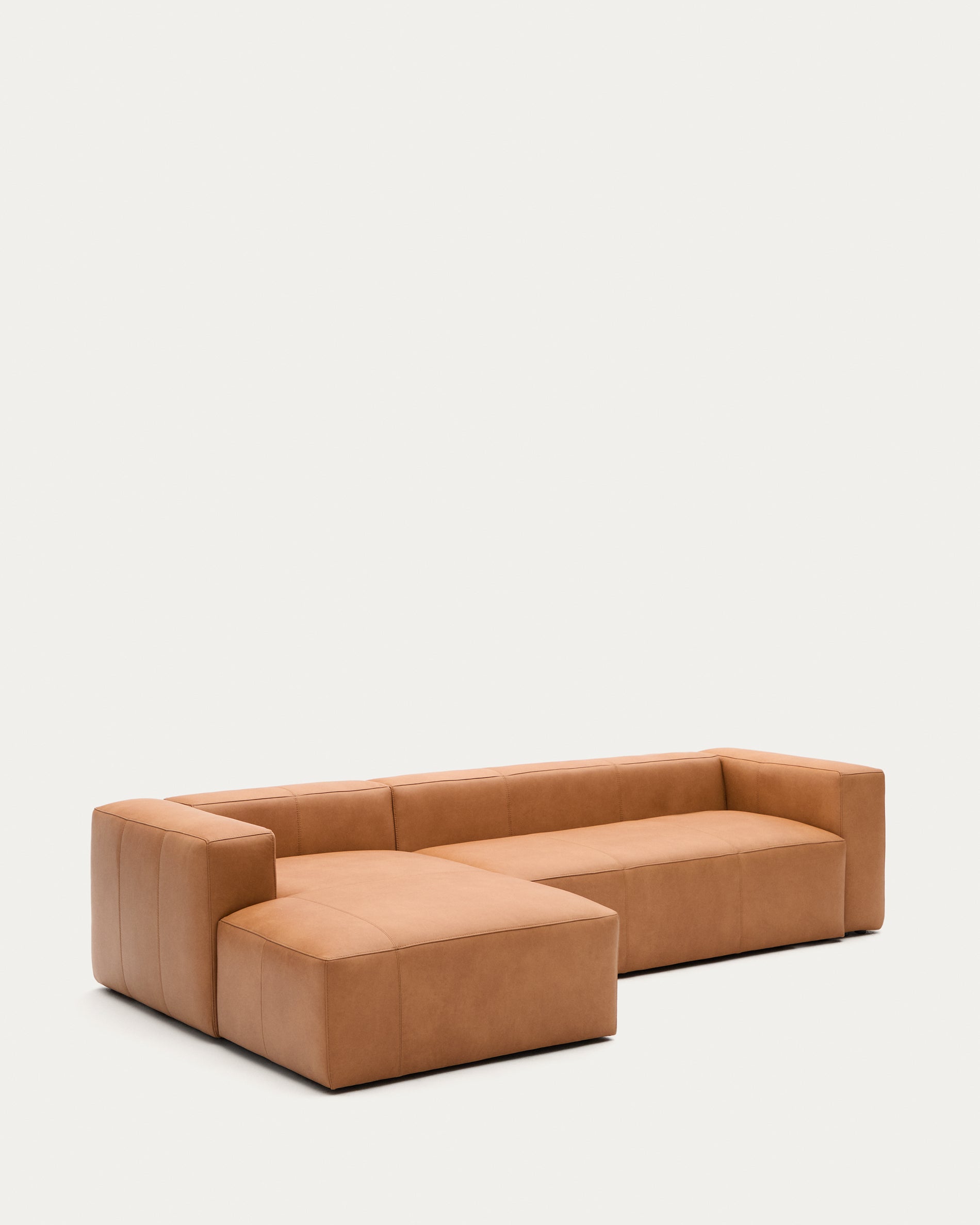 Sofa Blok aus braunem Leder 3-Sitzer Chaiselongue links 300 cm in Braun präsentiert im Onlineshop von KAQTU Design AG. 3er Sofa ist von Kave Home