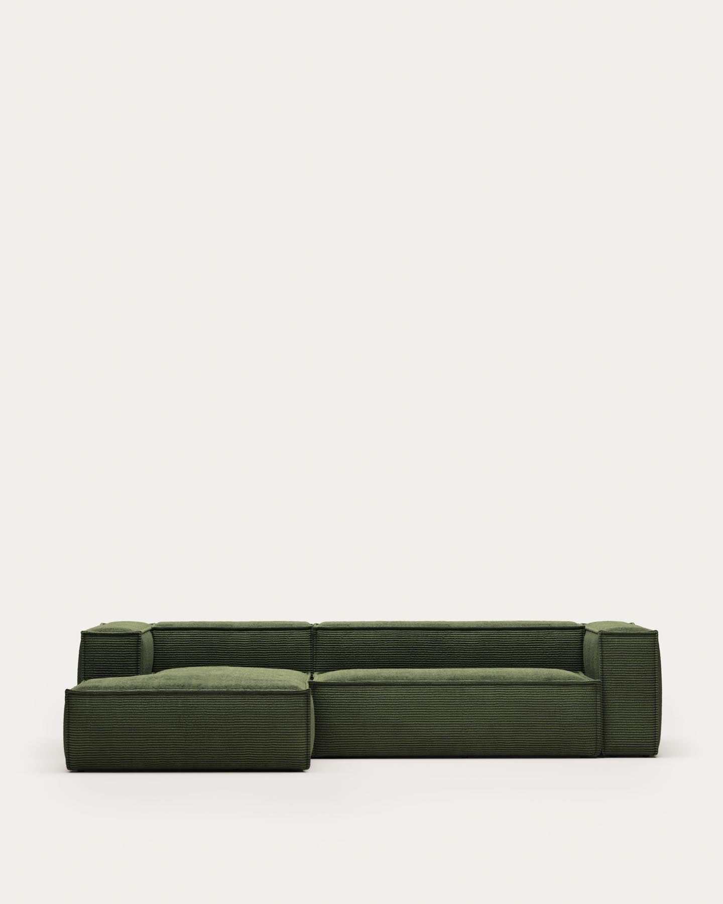 3-Sitzer-Sofa Blok mit Chaiselongue links, schwer entflammbar mit dickem, grünen Cord, 300 cm, FSC Mix Credit in Grün präsentiert im Onlineshop von KAQTU Design AG. 3er Sofa ist von Kave Home