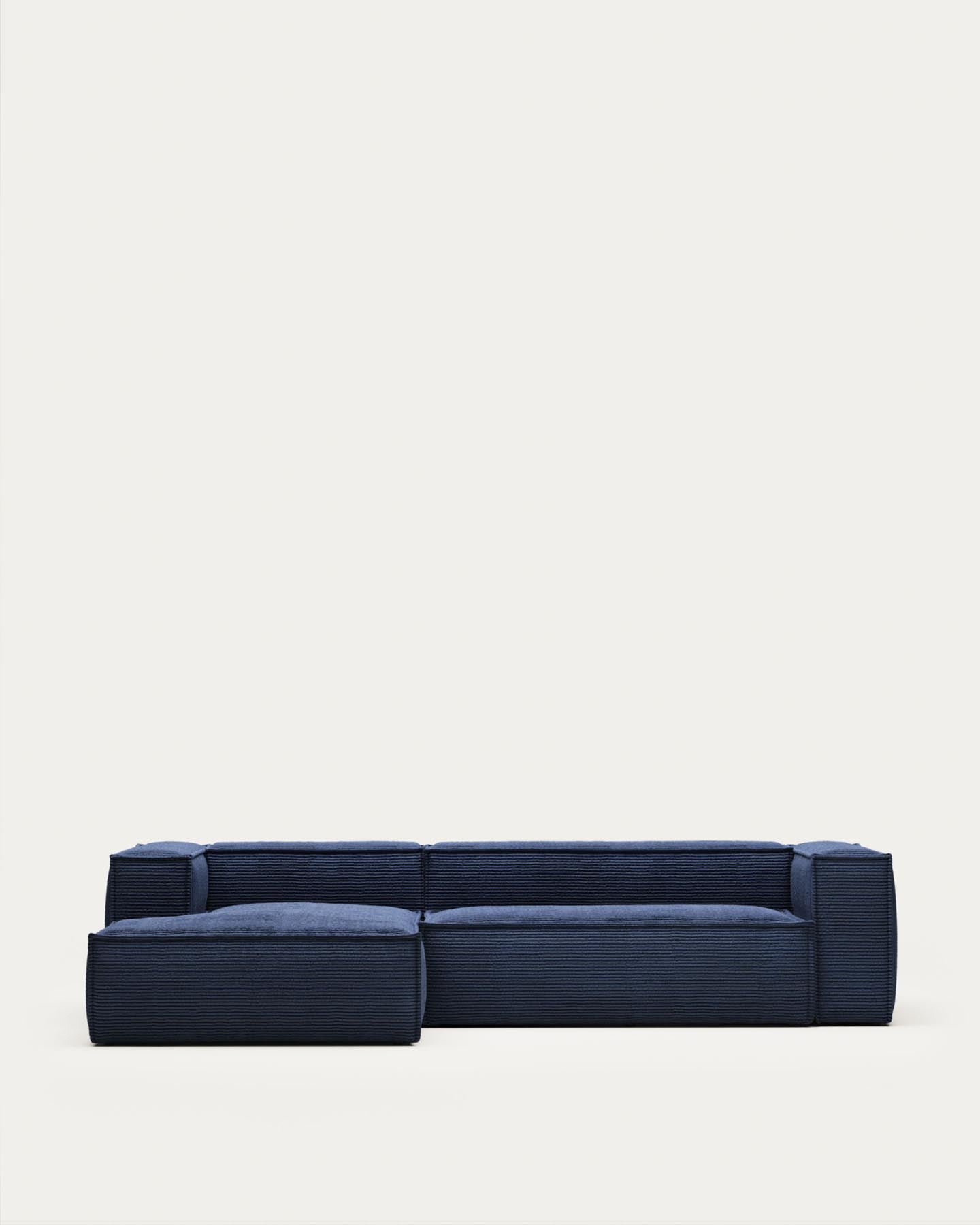 3-Sitzer-Sofa Blok mit Chaiselongue links, schwer entflammbar mit dickem, blauem Cord, 300 cm, FSC Mix Credit in Blau präsentiert im Onlineshop von KAQTU Design AG. 3er Sofa ist von Kave Home