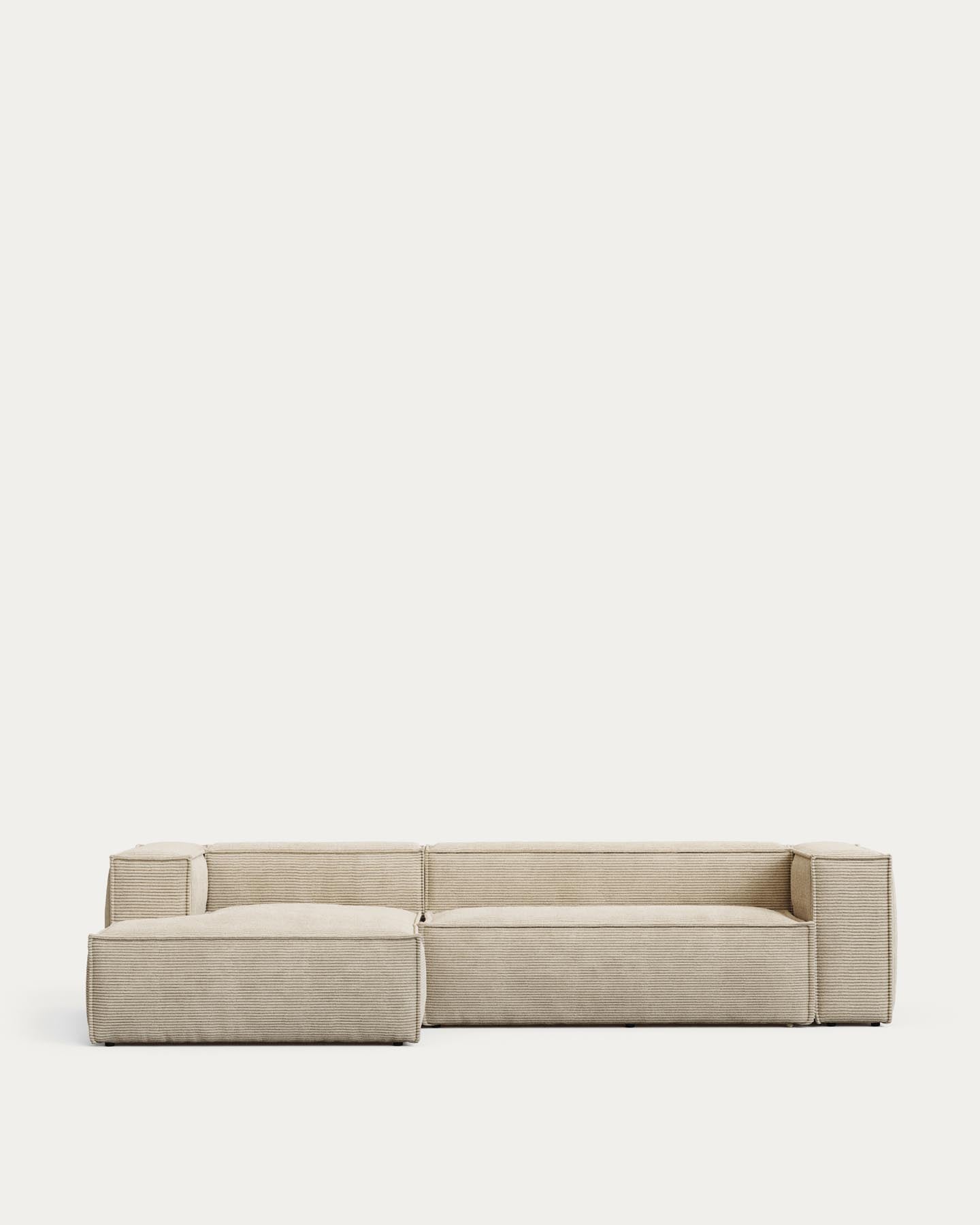 3-Sitzer-Sofa Blok schwer entflammbar mit Chaiselongue links und dickem Cord in Ecru 300 cm FSC Mix Credit in Ecru präsentiert im Onlineshop von KAQTU Design AG. Ecksofa ist von Kave Home