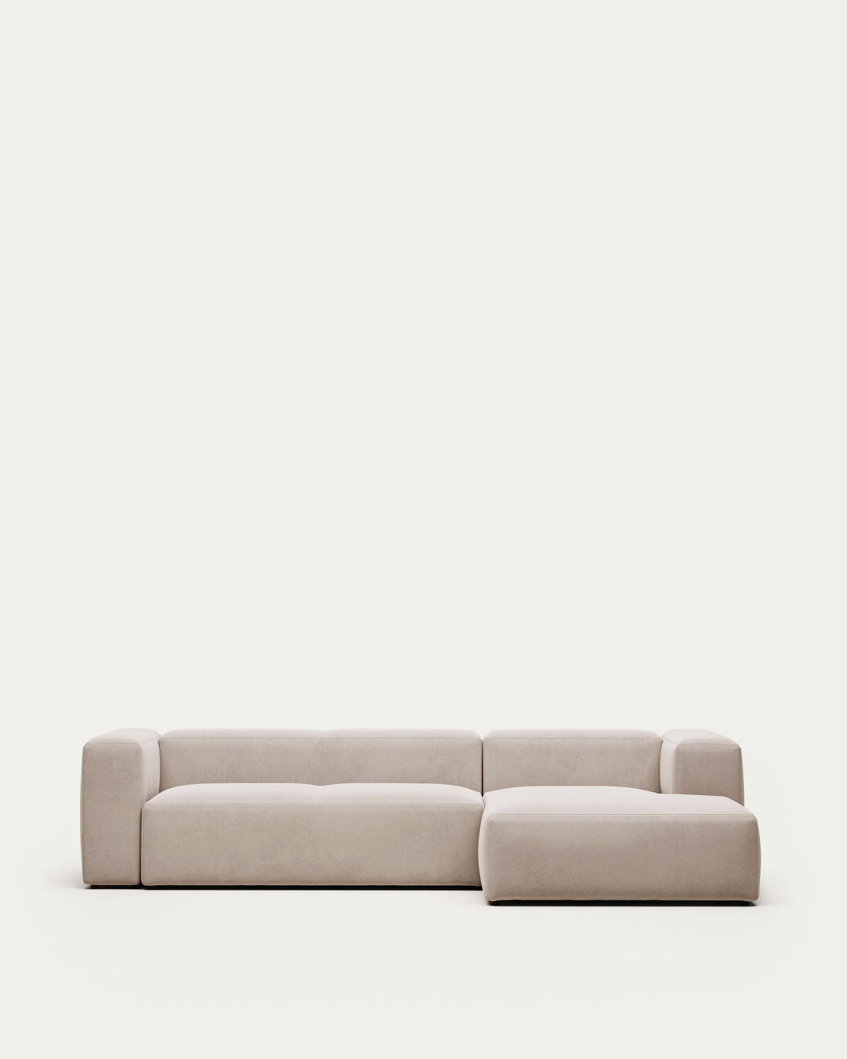 3-Sitzer-Sofa Blok mit beiger Chenille und Chaiselongue rechts 300 cm FSC Mix Credit in Beige präsentiert im Onlineshop von KAQTU Design AG. L-Sofa rechts ist von Kave Home