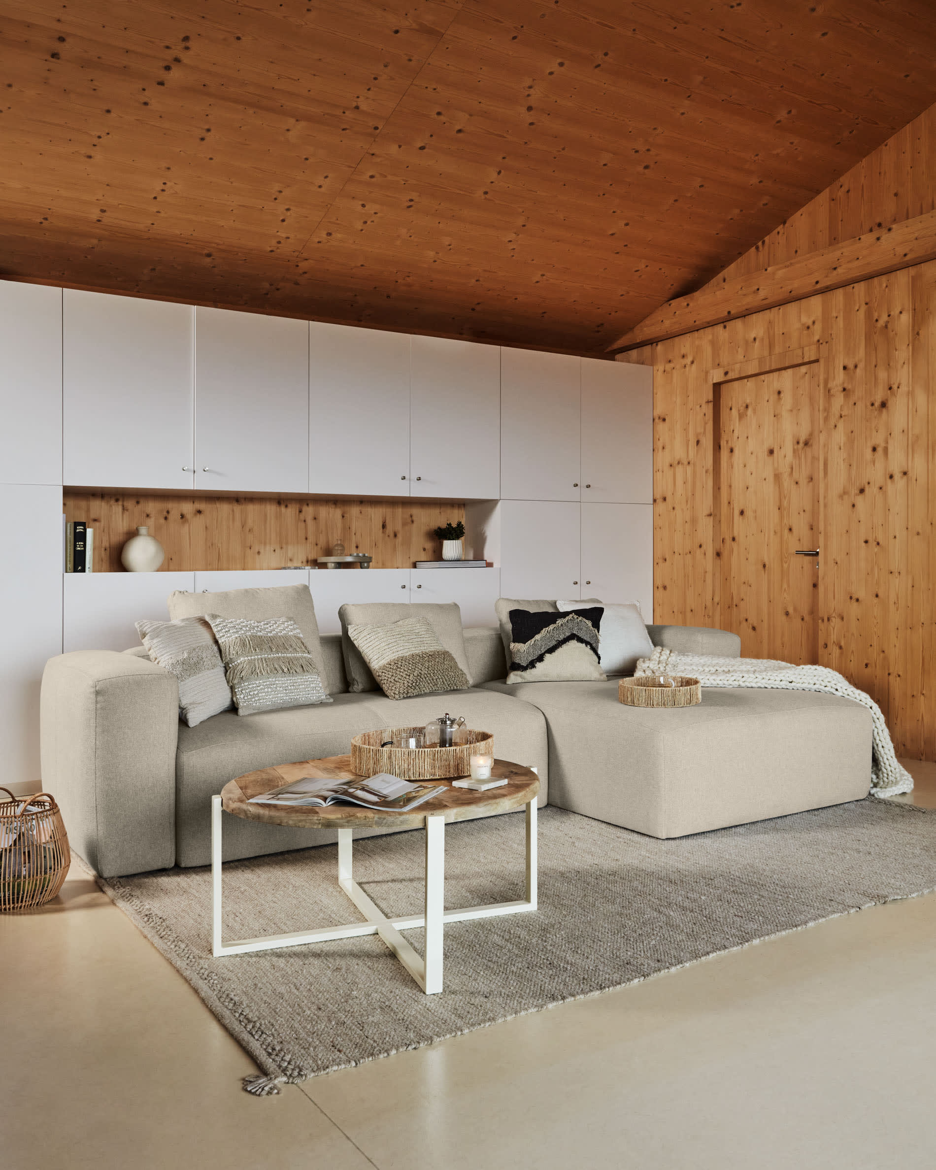 Elegantes 3-Sitzer Sofa mit rechter Chaiselongue, beige, 300 cm, FSC-zertifiziert, von Kave Home. Stilvoll und nachhaltig.