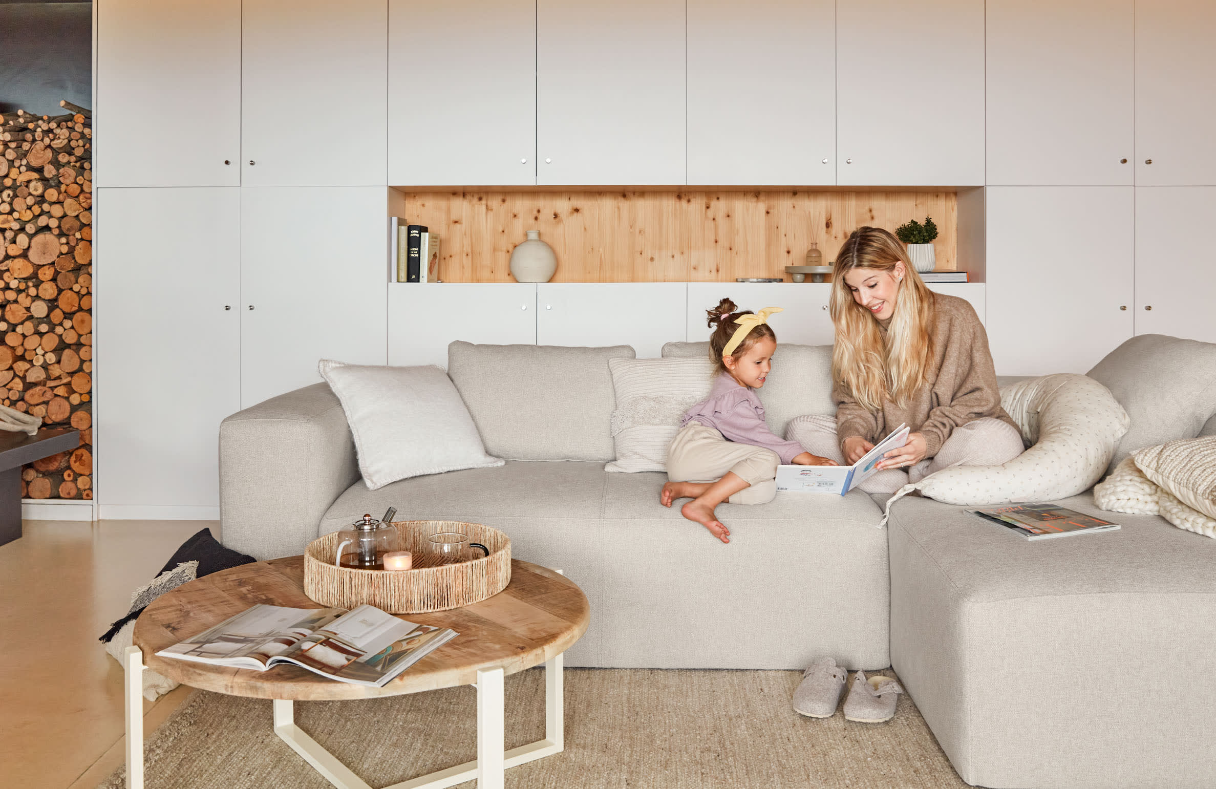 Modernes 3-Sitzer Sofa mit rechter Chaiselongue, beige, 300 cm breit, FSC-zertifiziert, von Kave Home. Komfort und Design.