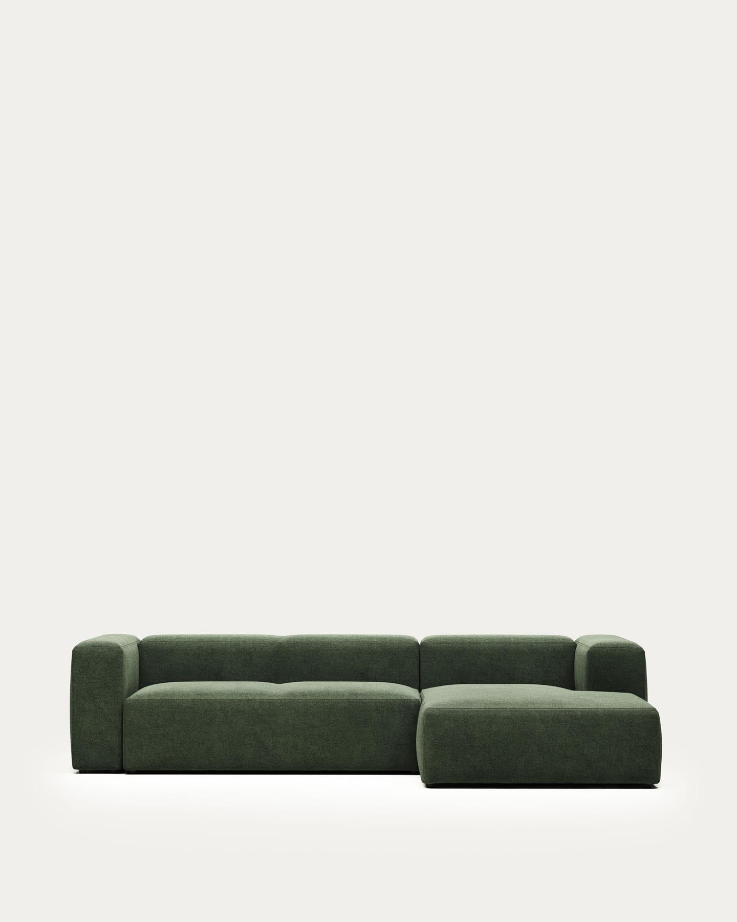 3-Sitzer-Sofa Blok mit Chaiselongue rechts, schwer entflammbar mit grüner Chenille, 300 cm in Grün präsentiert im Onlineshop von KAQTU Design AG. 3er Sofa ist von Kave Home