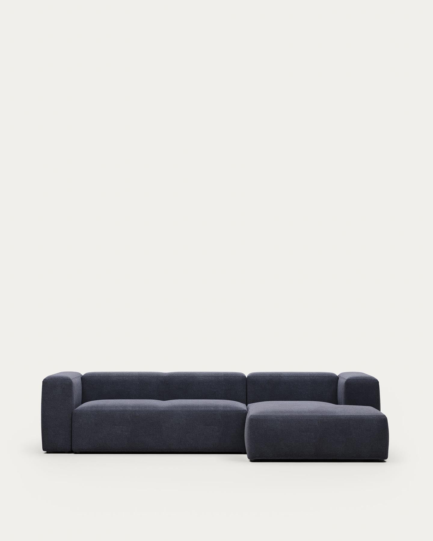 3-Sitzer-Sofa Blok mit Chaiselongue rechts, schwer entflammbar mit blauer Chenille, 300 cm in Blau präsentiert im Onlineshop von KAQTU Design AG. 3er Sofa ist von Kave Home