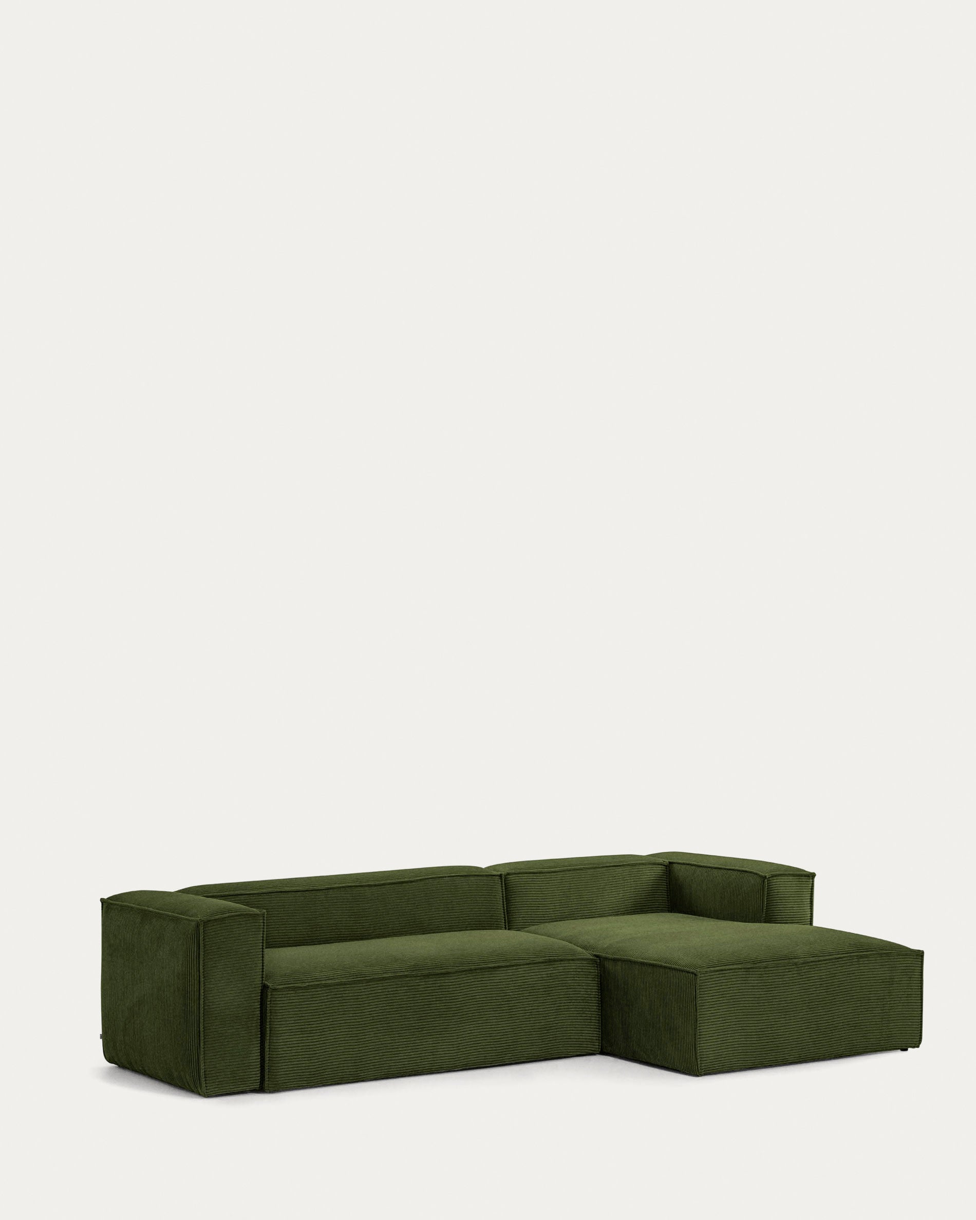 Das grüne Blok 3-Sitzer-Sofa mit rechter Chaiselongue, 300 cm, aus breitem Cord, FSC-zertifiziert, vereint Stil und Komfort.