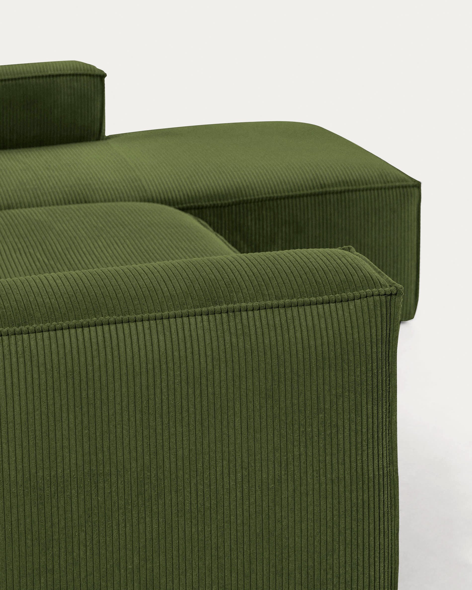 Genießen Sie den Komfort des Blok 3-Sitzer-Sofas mit rechter Chaiselongue (300 cm) aus weichem, grünem Cord – ein stilvolles und nachhaltiges Möbelstück.