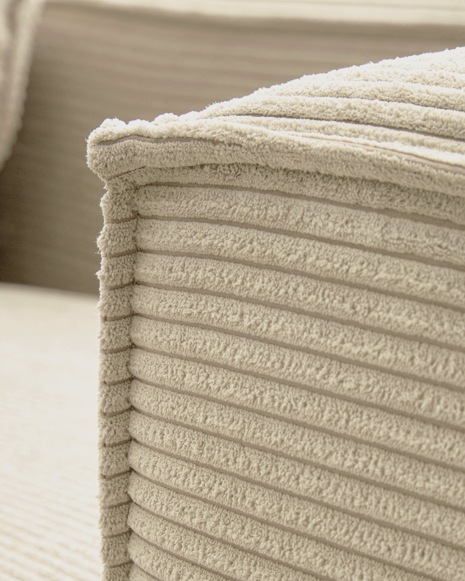 3-Sitzer-Sofa Blok mit dickem Cord in Naturfarbe und Chaiselongue rechts 300 cm FSC Mix Credit in Ecru präsentiert im Onlineshop von KAQTU Design AG. 3er Sofa ist von Kave Home