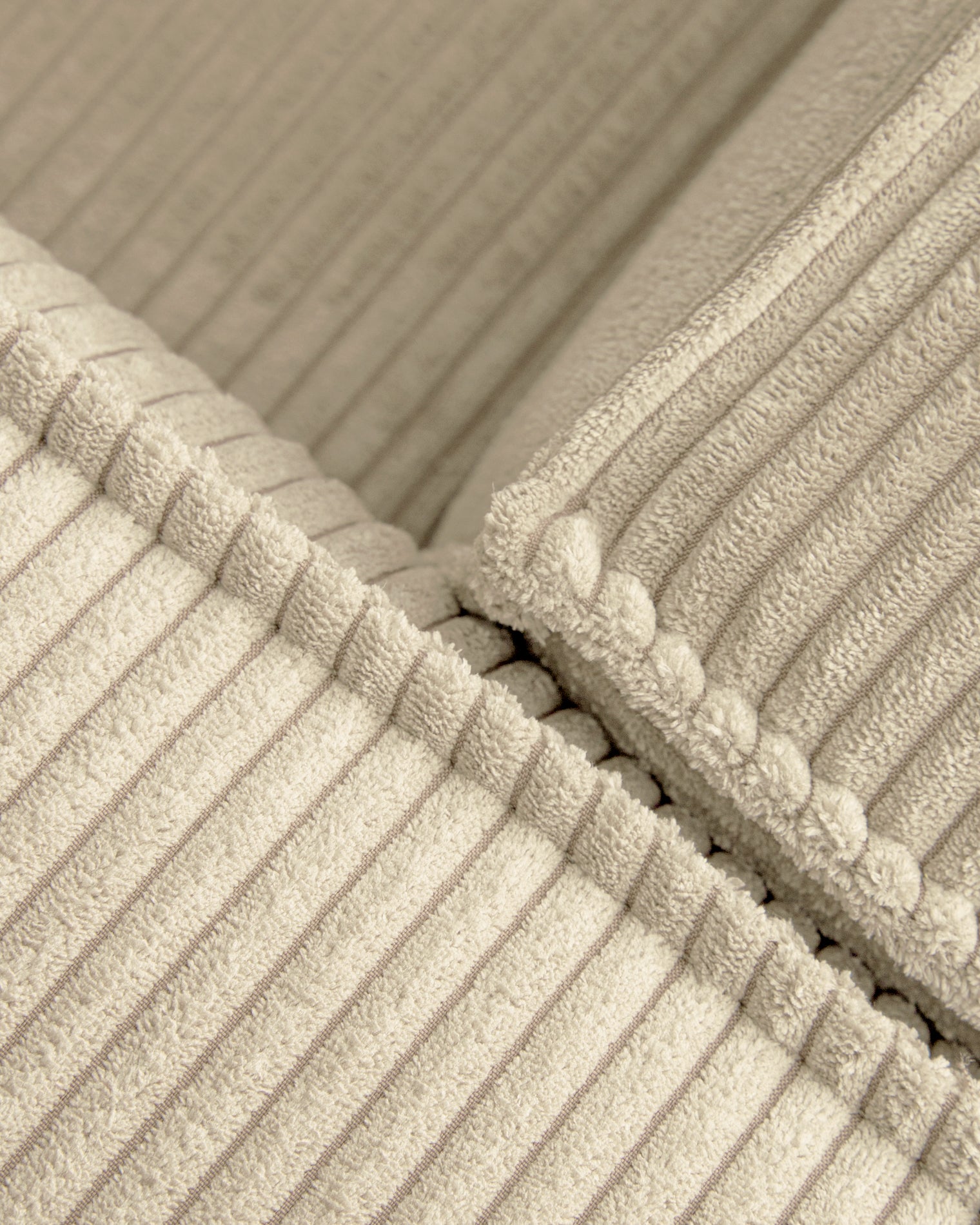 3-Sitzer-Sofa Blok mit dickem Cord in Naturfarbe und Chaiselongue rechts 300 cm FSC Mix Credit in Ecru präsentiert im Onlineshop von KAQTU Design AG. 3er Sofa ist von Kave Home