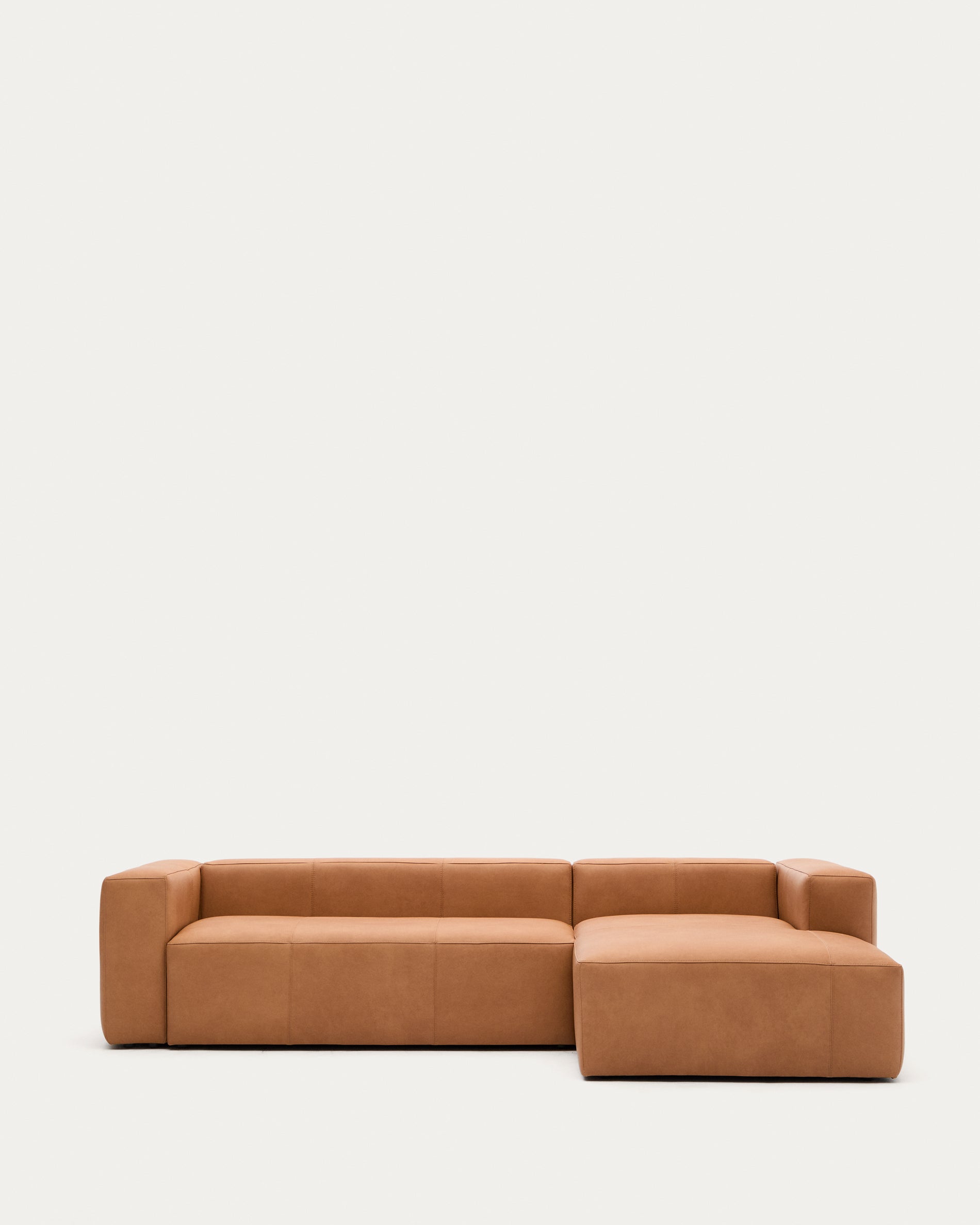 Sofa Blok aus braunem Leder 3-Sitzer Chaiselongue rechts 300 cm in Braun präsentiert im Onlineshop von KAQTU Design AG. 3er Sofa ist von Kave Home