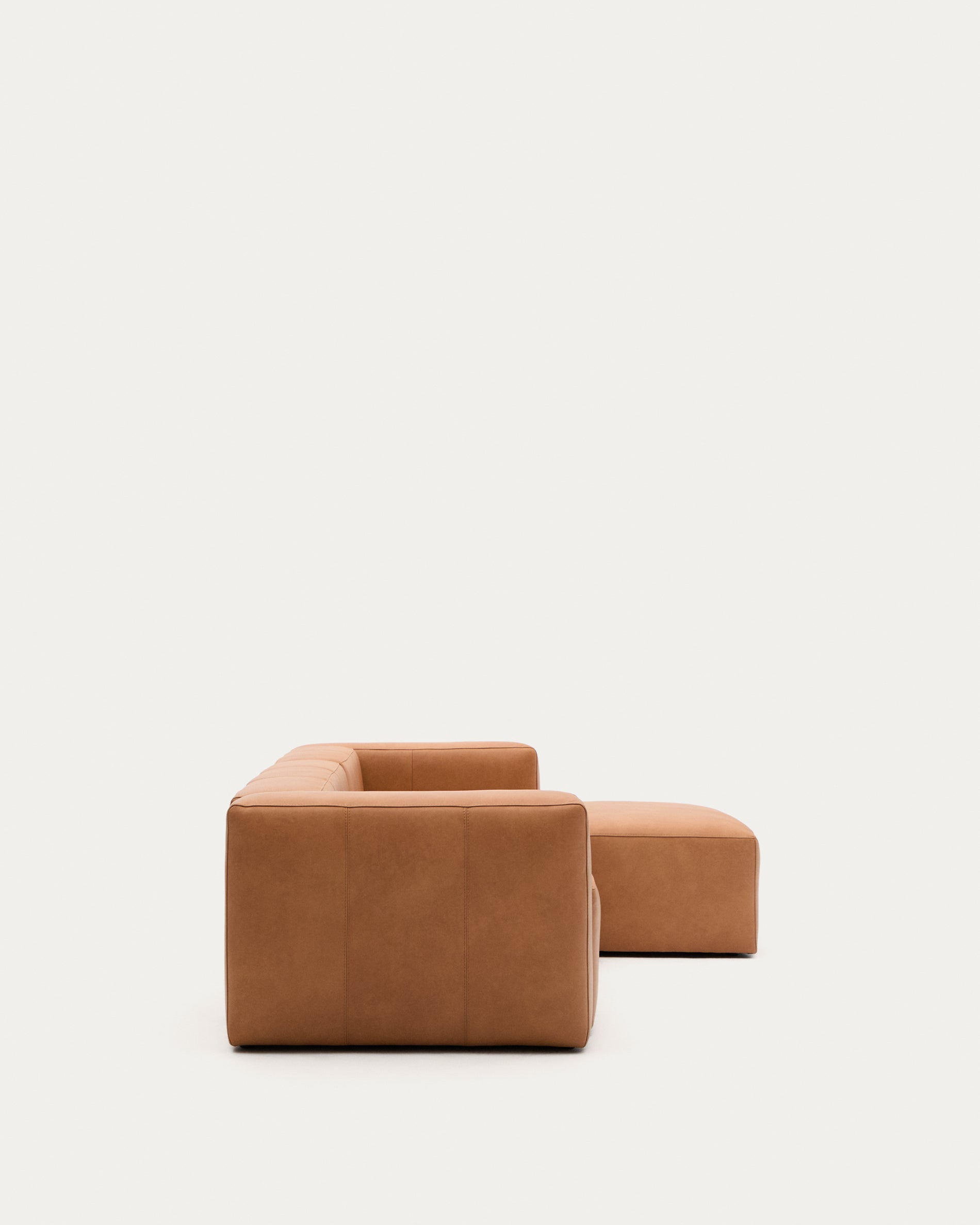 Sofa Blok aus braunem Leder 3-Sitzer Chaiselongue rechts 300 cm in Braun präsentiert im Onlineshop von KAQTU Design AG. 3er Sofa ist von Kave Home