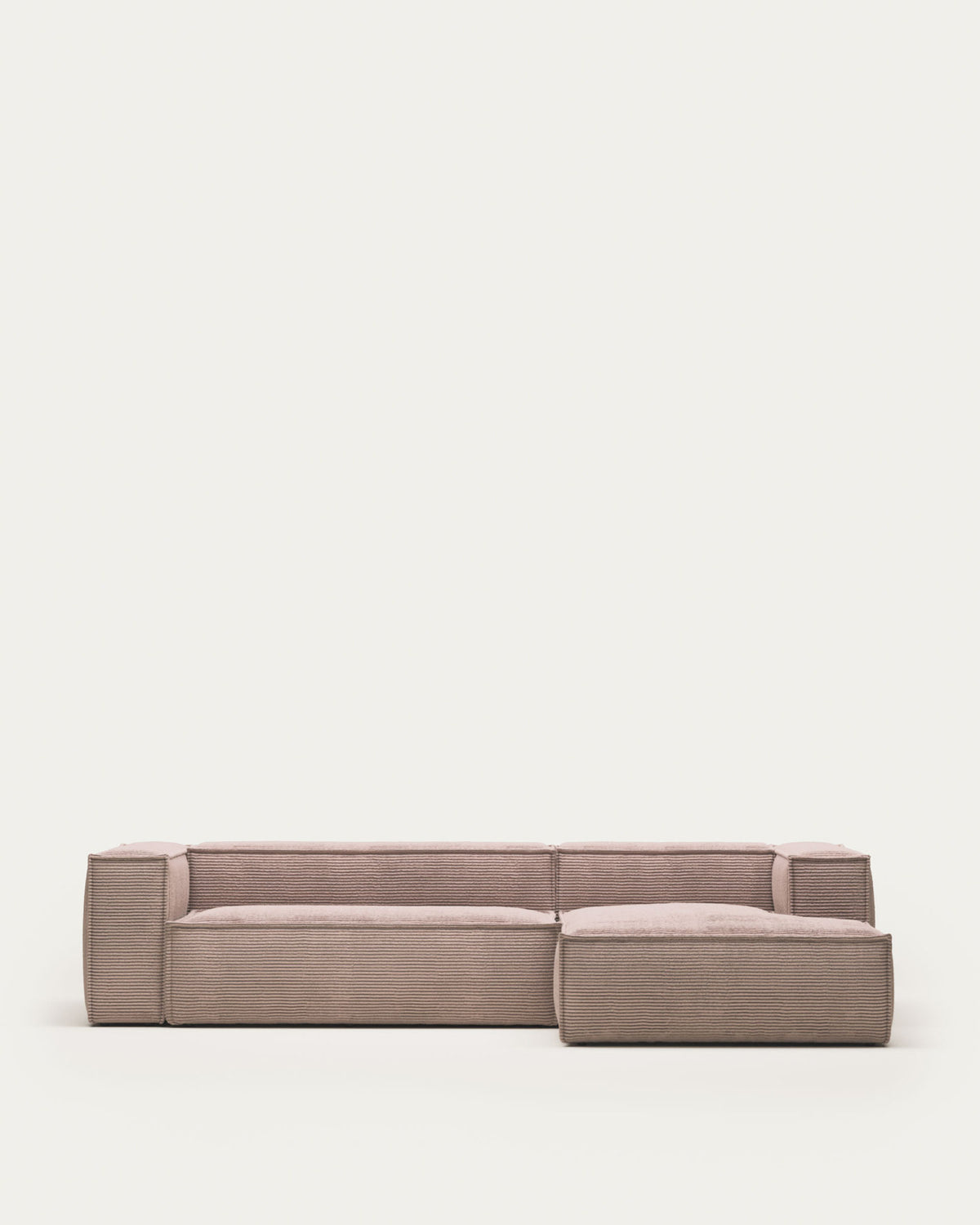 3-Sitzer-Sofa Blok mit Chaiselongue rechts, schwer entflammbar mit dickem, rosafarbenem Cord, 300 cm in Rosa präsentiert im Onlineshop von KAQTU Design AG. 3er Sofa ist von Kave Home