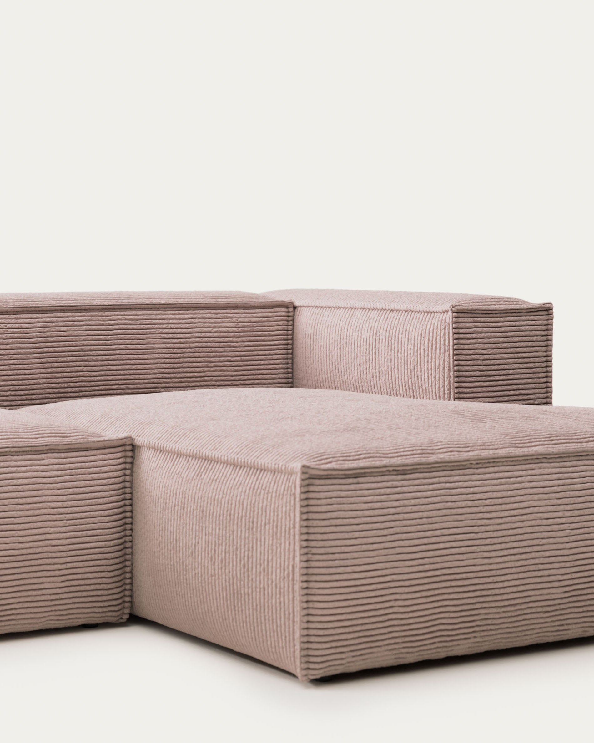 3-Sitzer-Sofa Blok mit Chaiselongue rechts, schwer entflammbar mit dickem, rosafarbenem Cord, 300 cm in Rosa präsentiert im Onlineshop von KAQTU Design AG. 3er Sofa ist von Kave Home