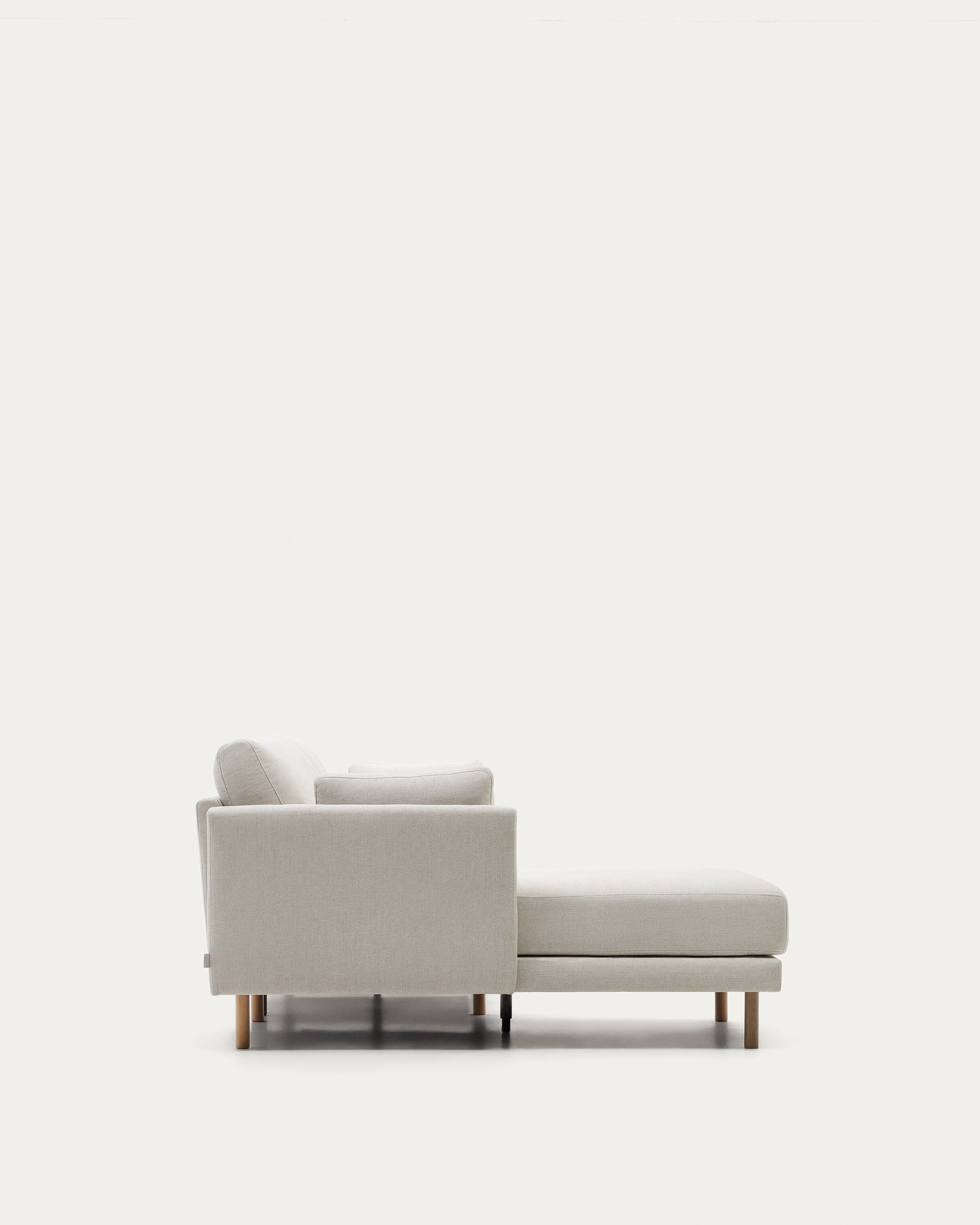 Stilvolles 3-Sitzer-Sofa mit Chaiselongue, hochwertiger Chenille-Bezug in Perle, naturfarbene Holzbeine, 260 cm von Kave Home.