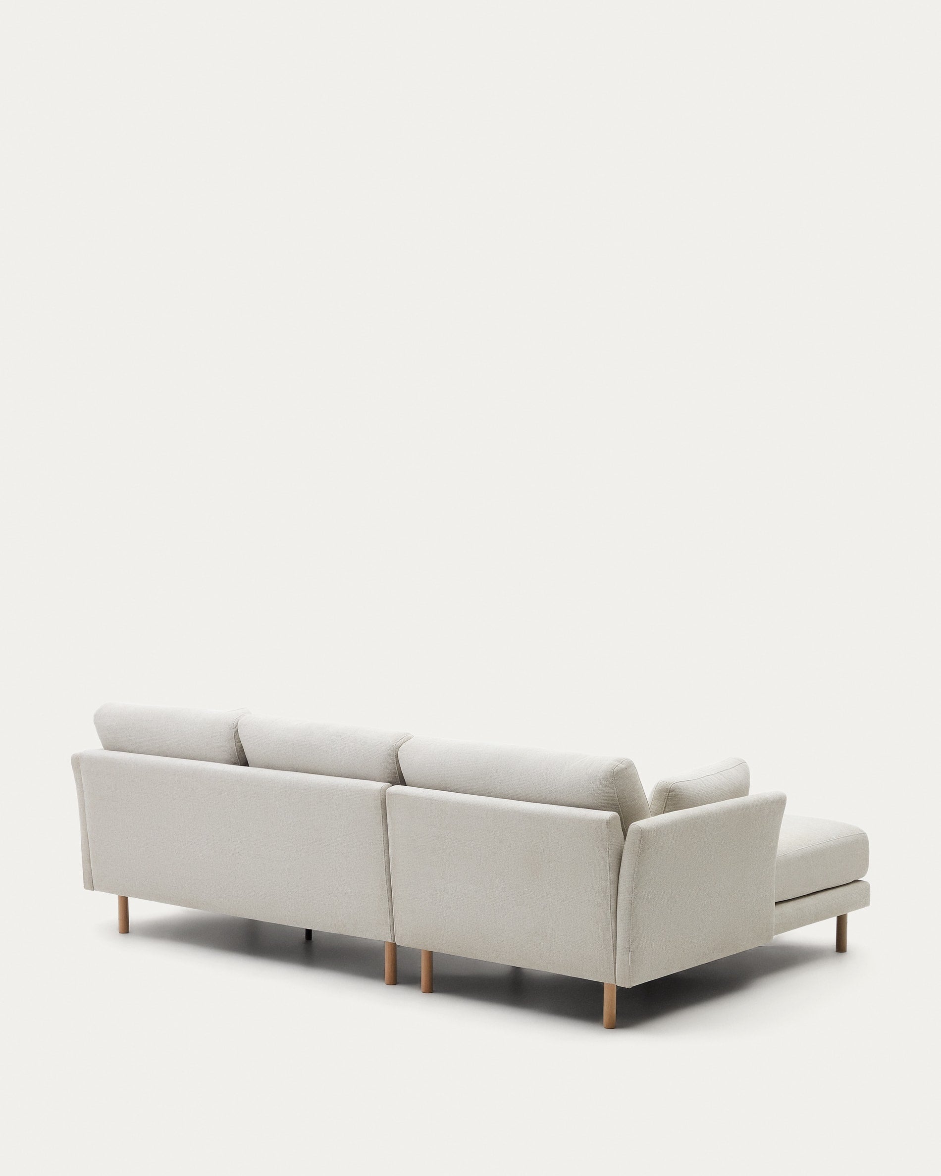 Stilvolles 3-Sitzer-Sofa mit Chaiselongue, Chenille-Stoff in Perle, naturfarbene Holzbeine, 260 cm, von Kave Home.