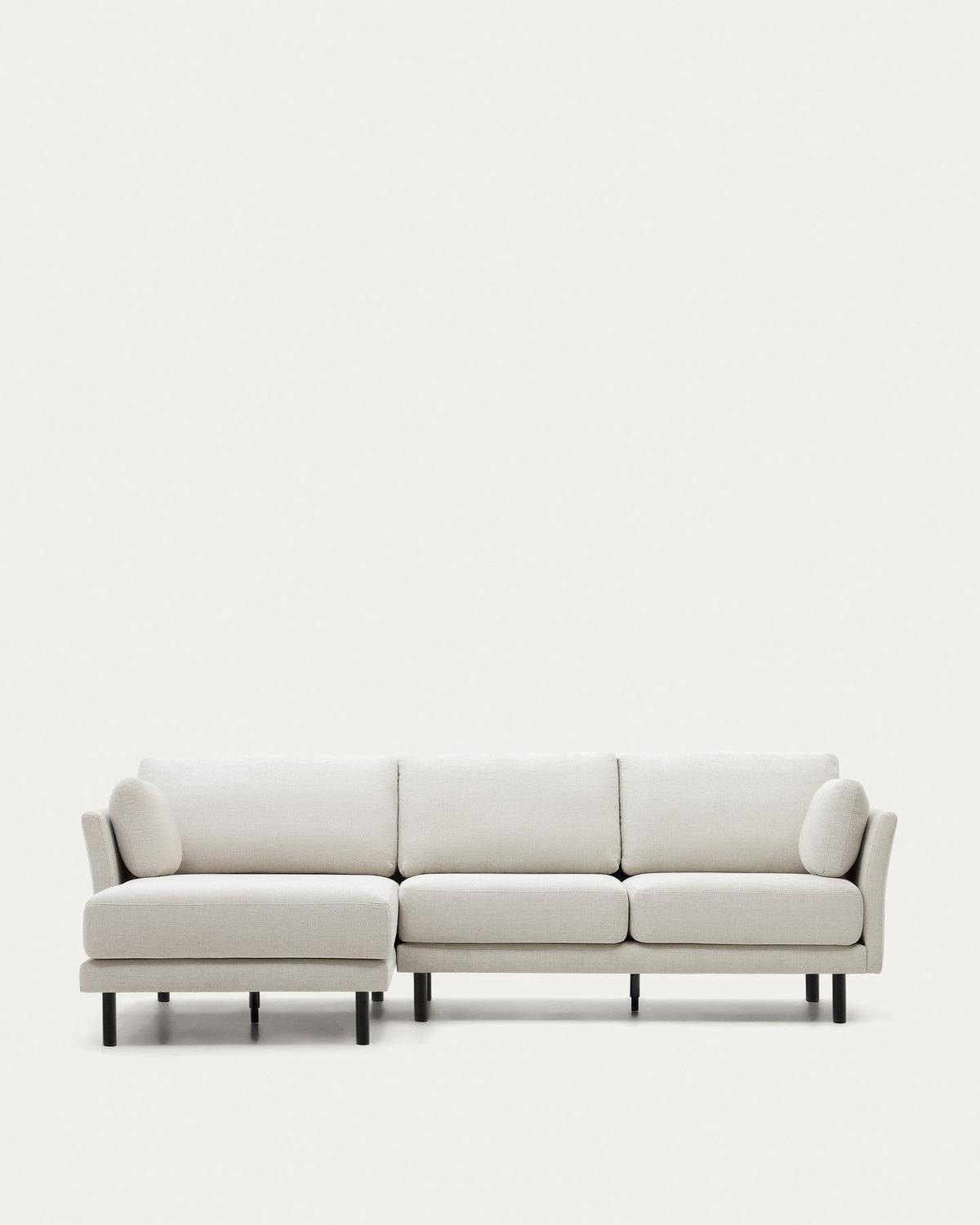 Gilma 3-Sitzer Sofa mit Chaiselongue rechts/links Chenille Perle Beine in Schwarz 260 cm in Perle präsentiert im Onlineshop von KAQTU Design AG. L-Sofa links ist von Kave Home